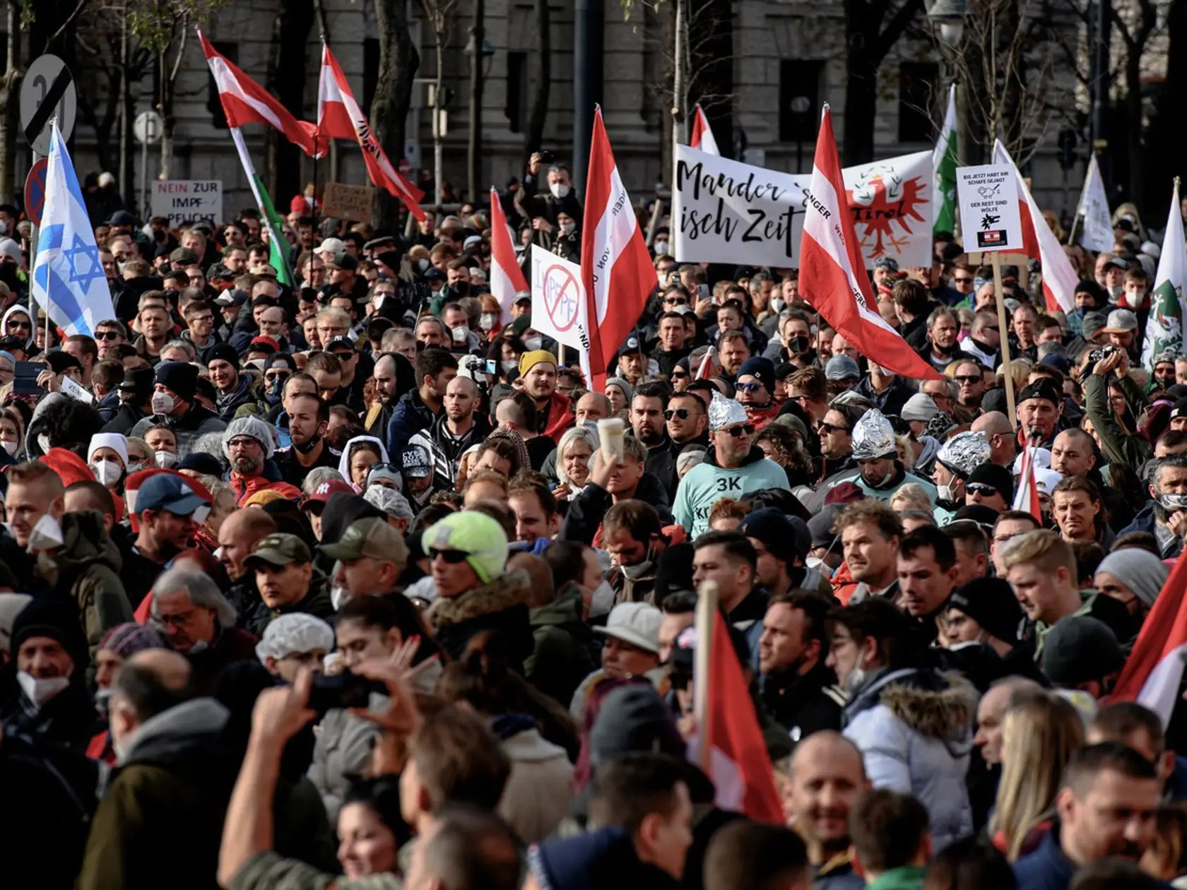 Rakúšania protestujú proti tvrdým protipandemickým opatreniam a povinnému očkovniu: Do centra Viedne prišlo vyjadriť nesúhlas približne 15-tisíc ľudí.
