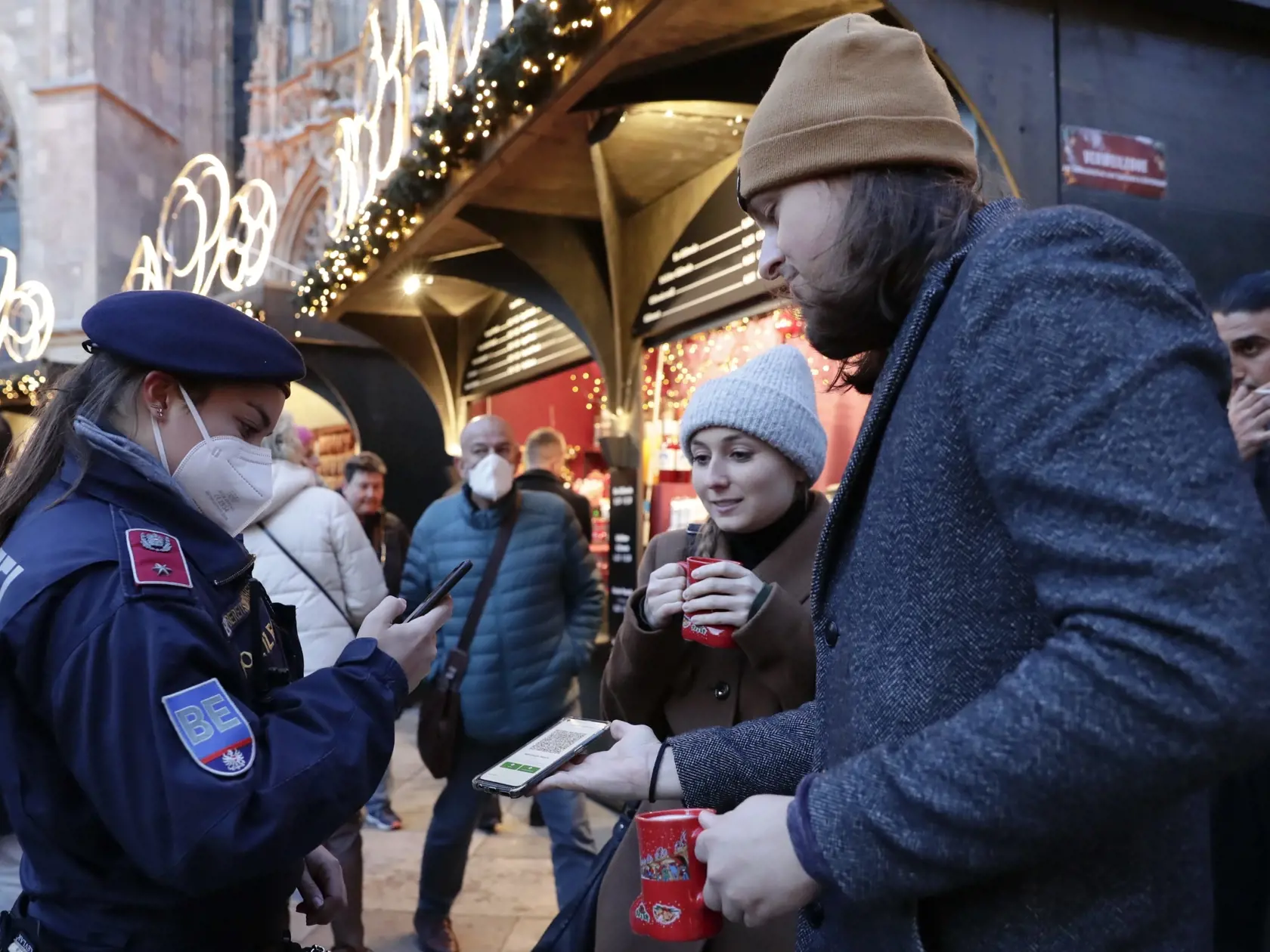 KK18 Viedeň - Policajtka kontroluje návštevníkom covidpasy na vianočných trhoch vo Viedni 17. novembra 2021. Rakúsko od pondelka zavedie celoštátny lockdown a od februára bude vyžadovať povinné očkovanie proti COVID-19. V piatok to vyhlásil kancelár Alexander Schallenberg. Lockdown by mal trvať maximálne 20 dní s prehodnotením situácie po desiatich dňoch. Informovali o tom agentúry APA a DPA.     Konzervatívny kancelár Schallenberg nové opatrenia oznámil v piatok predpoludním počas tlačovej konf