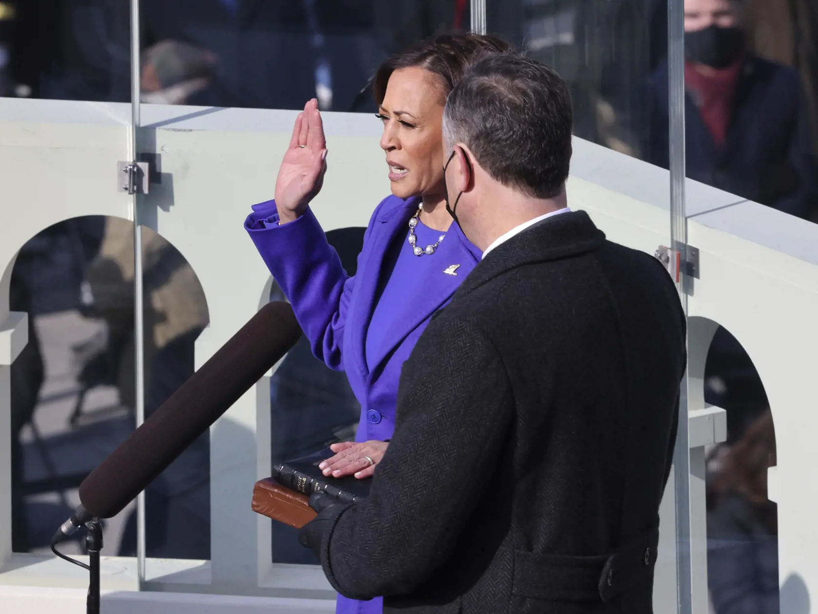 JB 33 Washington - Zvolená americká viceprezidentka Kamala Harrisová (vľavo) skladá prísahu a jej manžel Doug Emhoff drží bibliu počas inaugurácie 46. prezidenta USA Joea Bidena a 49. viceprezidentky Kamaly Harrisovej v americkom Kapitole vo Washingtone 20. januára 2021. FOTO TASR/AP

Kamala Harris is sworn in as vice president by Supreme Court Justice Sonia Sotomayor as her husband Doug Emhoff holds the Bible during the 59th Presidential Inauguration at the U.S. Capitol in Washington, Wednesday