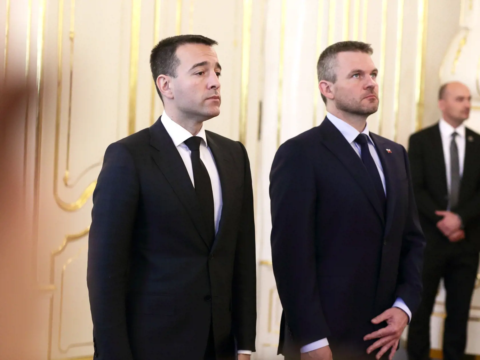 Na snímke minister vnútra Tomáš Drucker podáva demisu do rúk prezidenta SR. 
