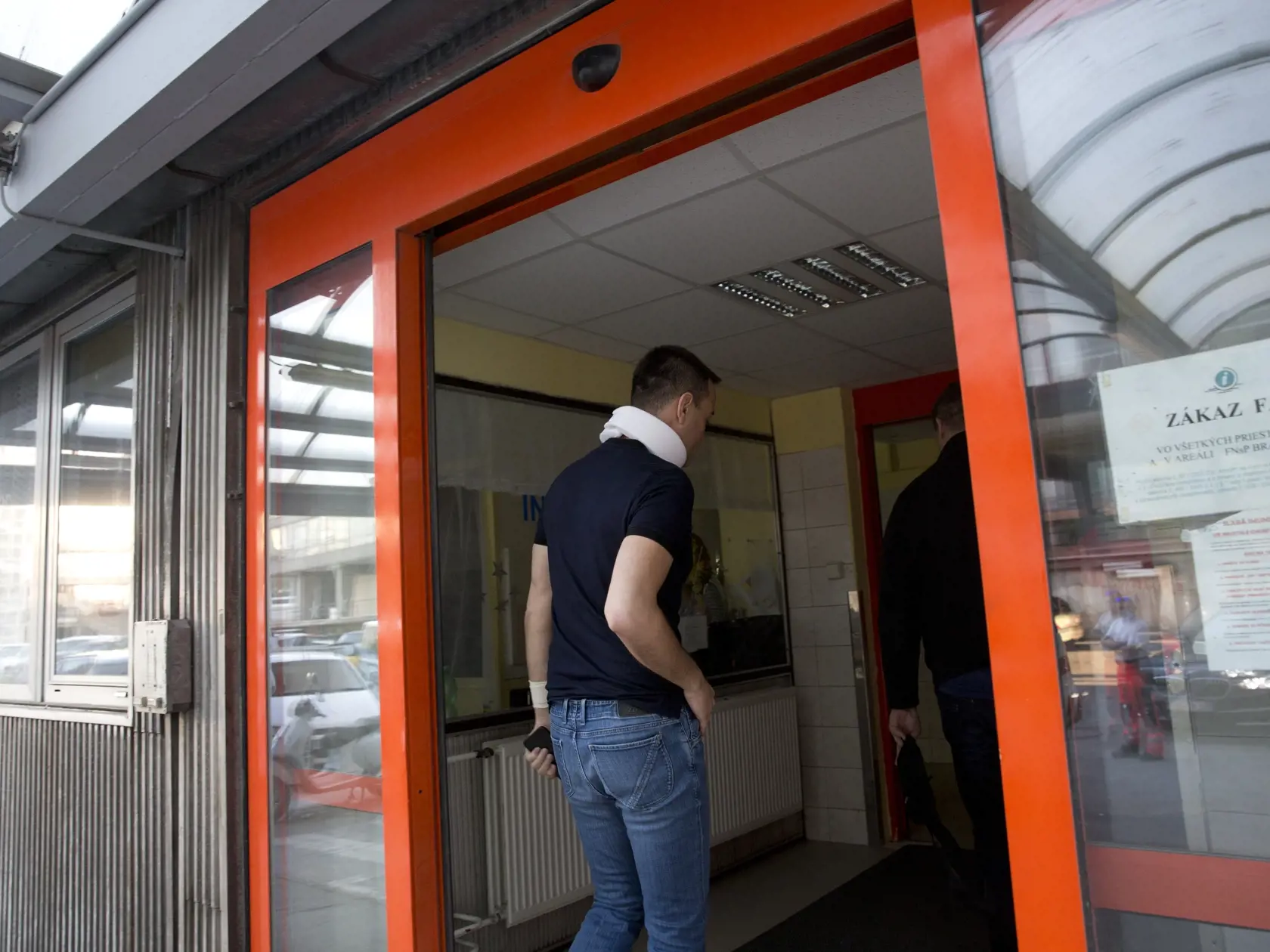 Minister vnútra Tomáš Drucker prichádza na ošetrenie do nemocnice na Kramároch