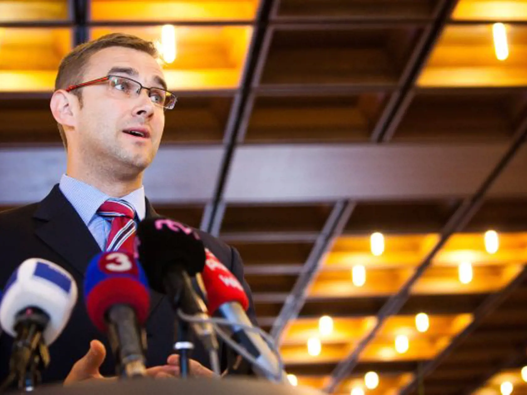 Predseda Osobitného kontrolného výboru NR SR na kontrolu èinnosti Vojenského spravodajstva Martin Fedor poèas TB o nových informáciách v kauze VSS. Bratislava, 12. jún 2013. Foto: SITA/Diana Èernáková