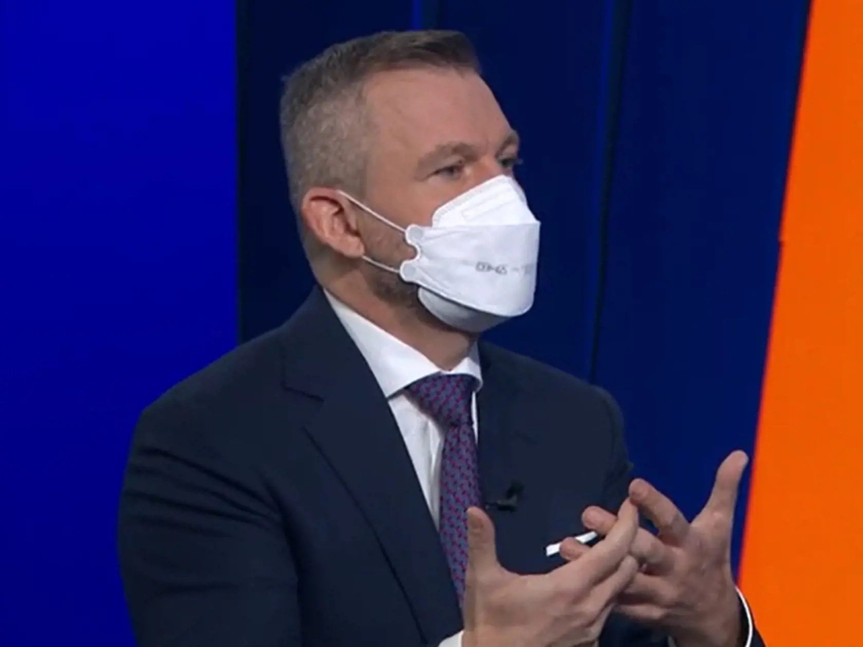 Predseda Hlasu Peter Pellegrini v nedeľnej relácie televízie Markíza Na telo prekvapil novým účesom. Výrazne si skrátil vlasý na spánkoch a zadnej časti hlavy.