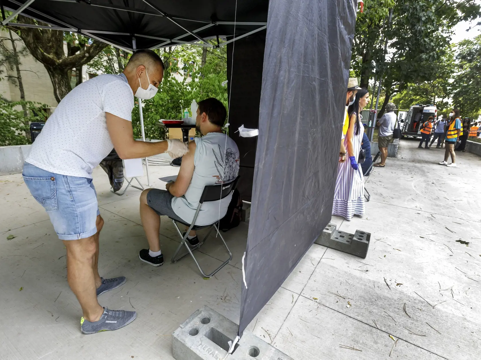 Mimoparlamentná strana Progresívne Slovensko (PS) zorganizovala v piatok 30. júla 2021 na Námestí Slobody v Bratislave verejnú manifestáciu s názvom Za očkované Slovensko. Na snímke očkovanie v mobilnej očkovacej jednotke. FOTO TASR - Dano Veselský
