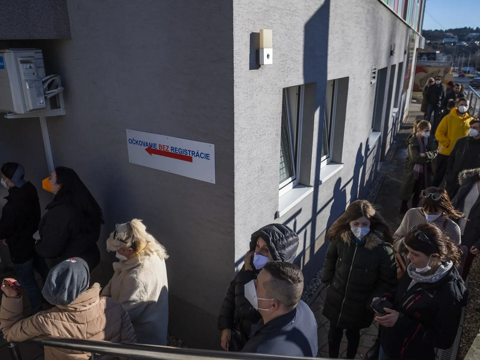 Na snímke ľudia čakajú na očkovanie proti ochoreniu Covid-19 vo vakcinačnom centre pred Poliklinikou Mlynská dolina v Bratislave 31. decembra 2021. FOTO TASR - Jaroslav Novák