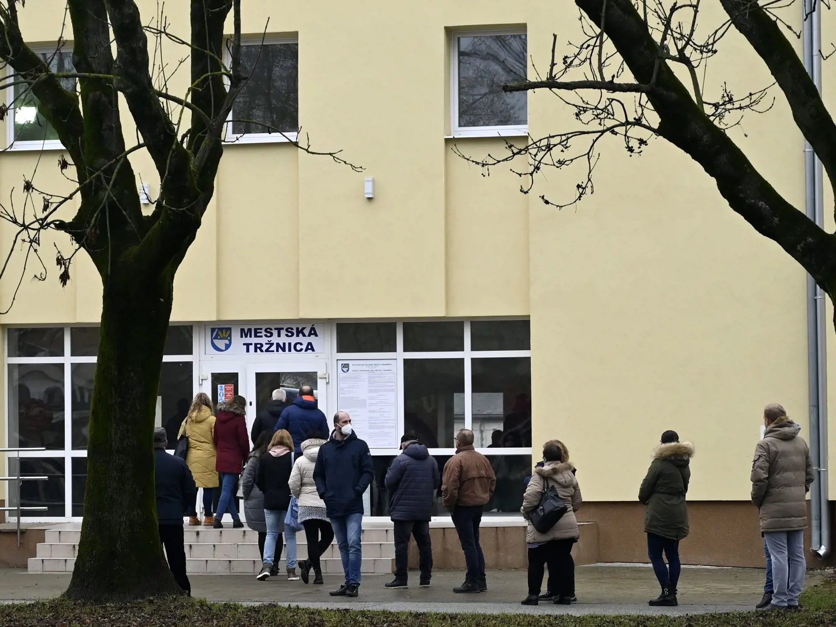 Na snímke ľudia čakajú na výjazdové očkovanie bez registrácie očkovacím autobusom Košického samosprávneho kraja (KSK) v priestoroch mestskej tržnice v Trebišove 4. januára 2022. FOTO TASR - Roman Hanc