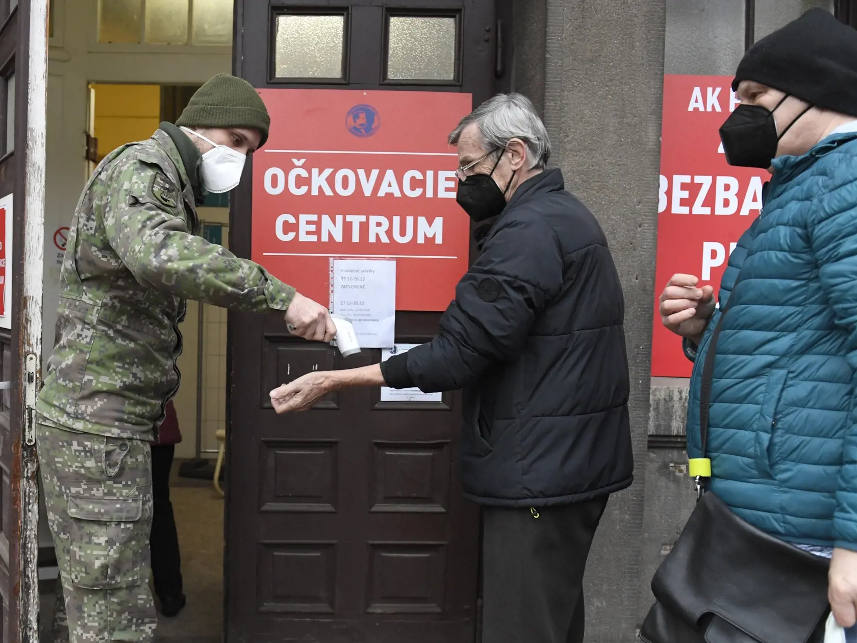 Na snímke ľudia stoja v rade na očkovanie proti ochoreniu COVID-19 vo vakcinačnom centre UNLP v Košiciach 31. decembra 2021. FOTO TASR – František Iván 