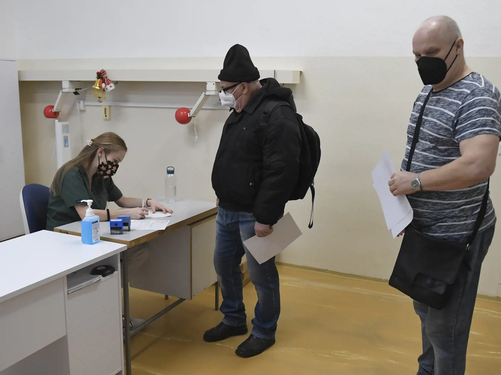 Na snímke ľudia sa registrujú na očkovanie proti ochoreniu COVID-19 vo vakcinačnom centre UNLP v Košiciach 31. decembra 2021. FOTO TASR – František Iván 