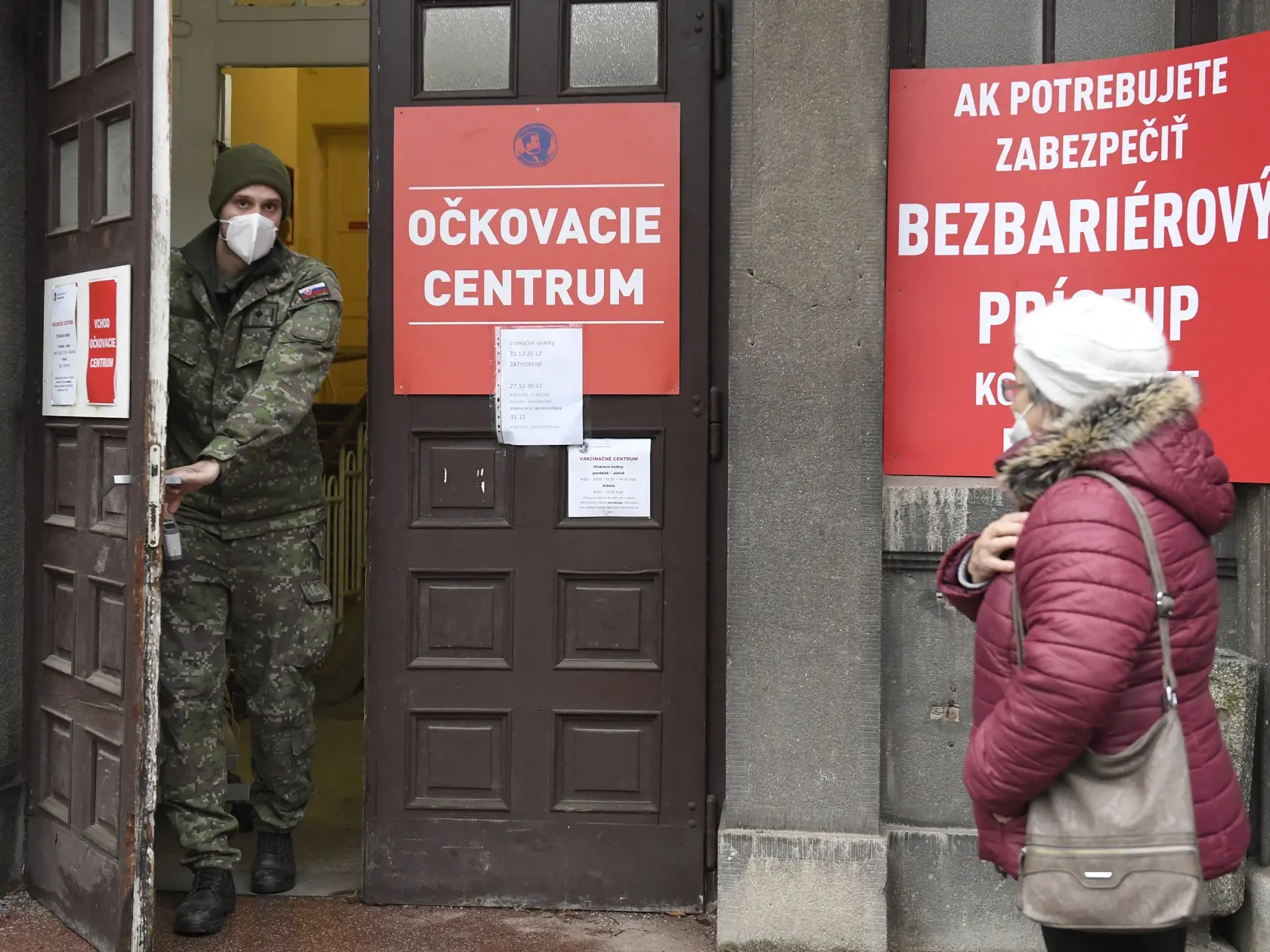 Na snímke ľudia stoja v rade na očkovanie proti ochoreniu COVID-19 vo vakcinačnom centre UNLP v Košiciach 31. decembra 2021. FOTO TASR – František Iván 