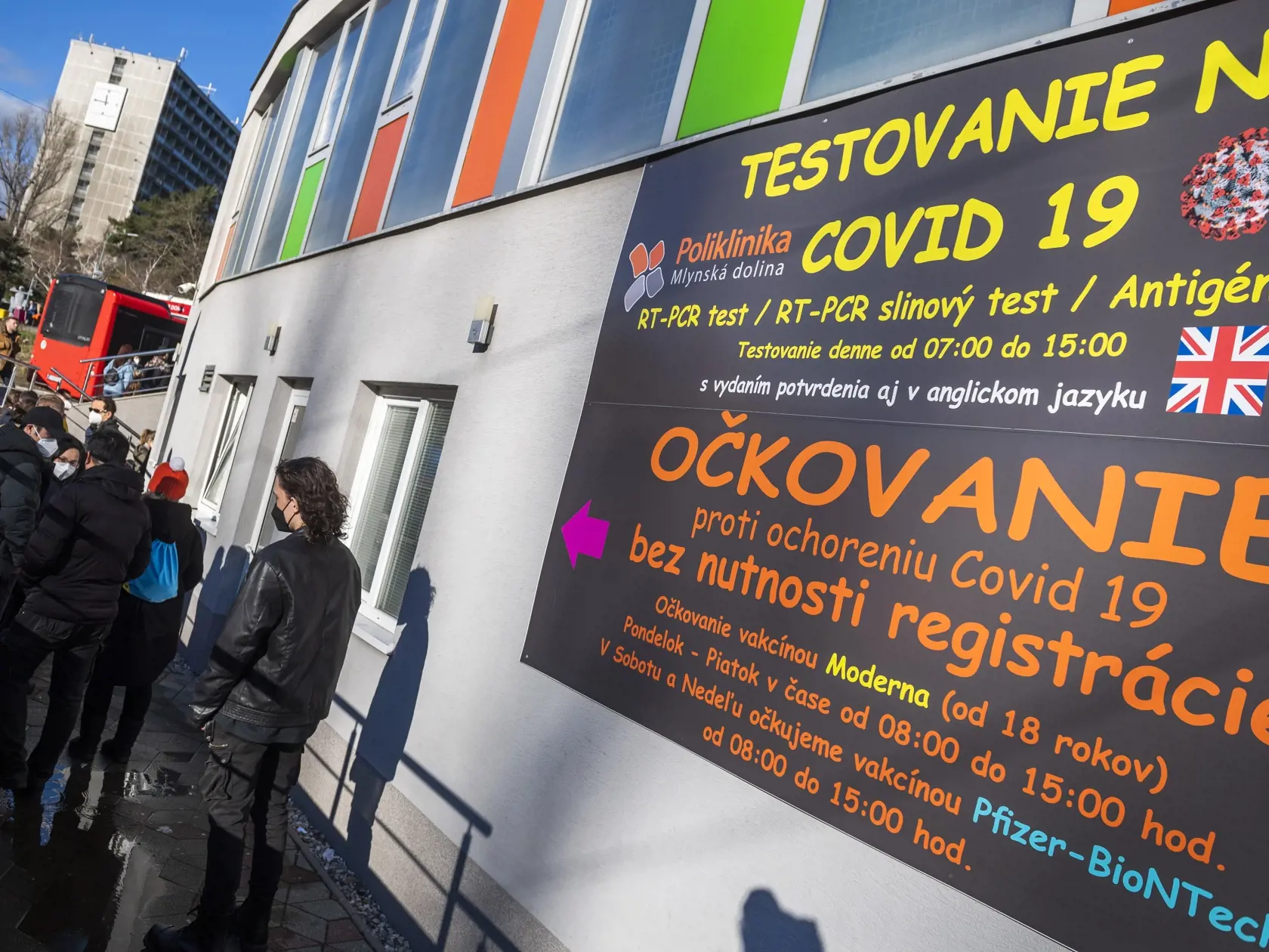 Na snímke ľudia čakajú na očkovanie proti ochoreniu Covid-19 vo vakcinačnom centre pred Poliklinikou Mlynská dolina v Bratislave 31. decembra 2021. FOTO TASR - Jaroslav Novák
