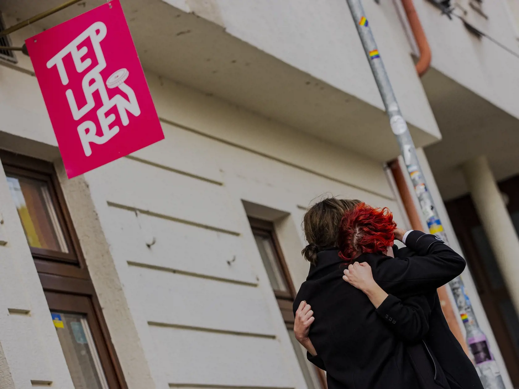 Na Zámockej ulici v Bratislave prišlo k streľbe po ktorej zostali na ulici ležať telá dvoch obetí. Na snímke miesto činu pred barom Tepláreň.