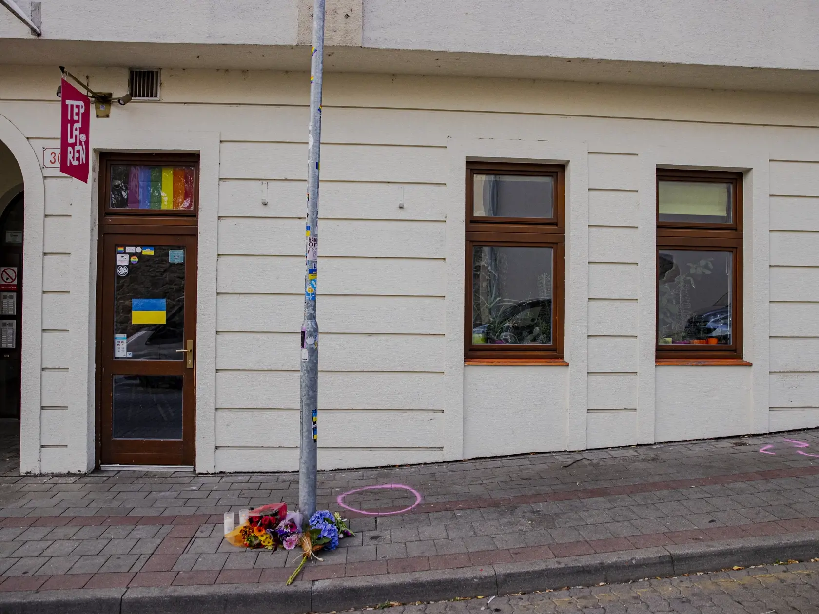 Na Zámockej ulici v Bratislave prišlo k streľbe po ktorej zostali na ulici ležať telá dvoch obetí. Na snímke miesto činu pred barom Tepláreň.