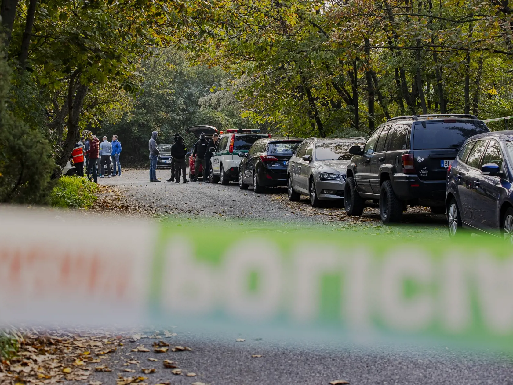 Na Zámockej ulici v Bratislave prišlo k streľbe po ktorej zostali na ulici ležať telá dvoch obetí. Na snímke príslušníci PZSR vykonávajú úkony na ulici Jaskový rad, kde bolo nájdené telo útočníka.