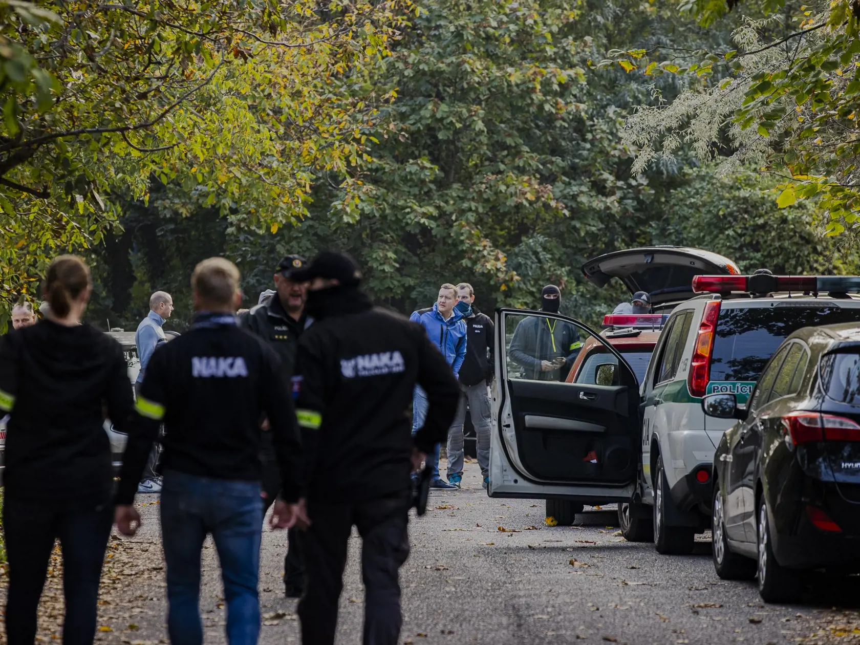 Na Zámockej ulici v Bratislave prišlo k streľbe po ktorej zostali na ulici ležať telá dvoch obetí. Na snímke príslušníci PZSR vykonávajú úkony na ulici Jaskový rad, kde bolo nájdené telo útočníka.
