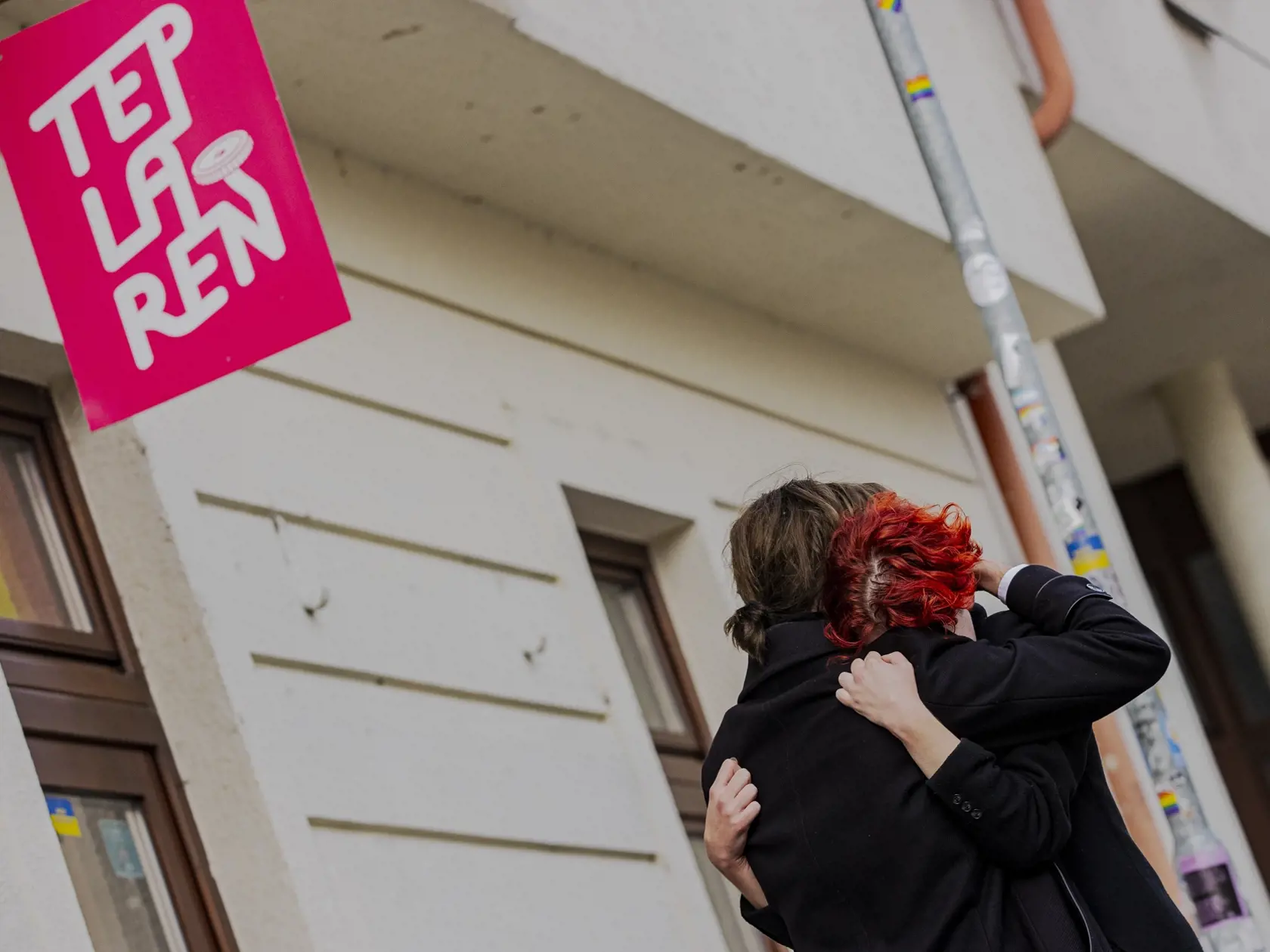 Na Zámockej ulici v Bratislave prišlo k streľbe po ktorej zostali na ulici ležať telá dvoch obetí. Na snímke miesto činu pred barom Tepláreň.