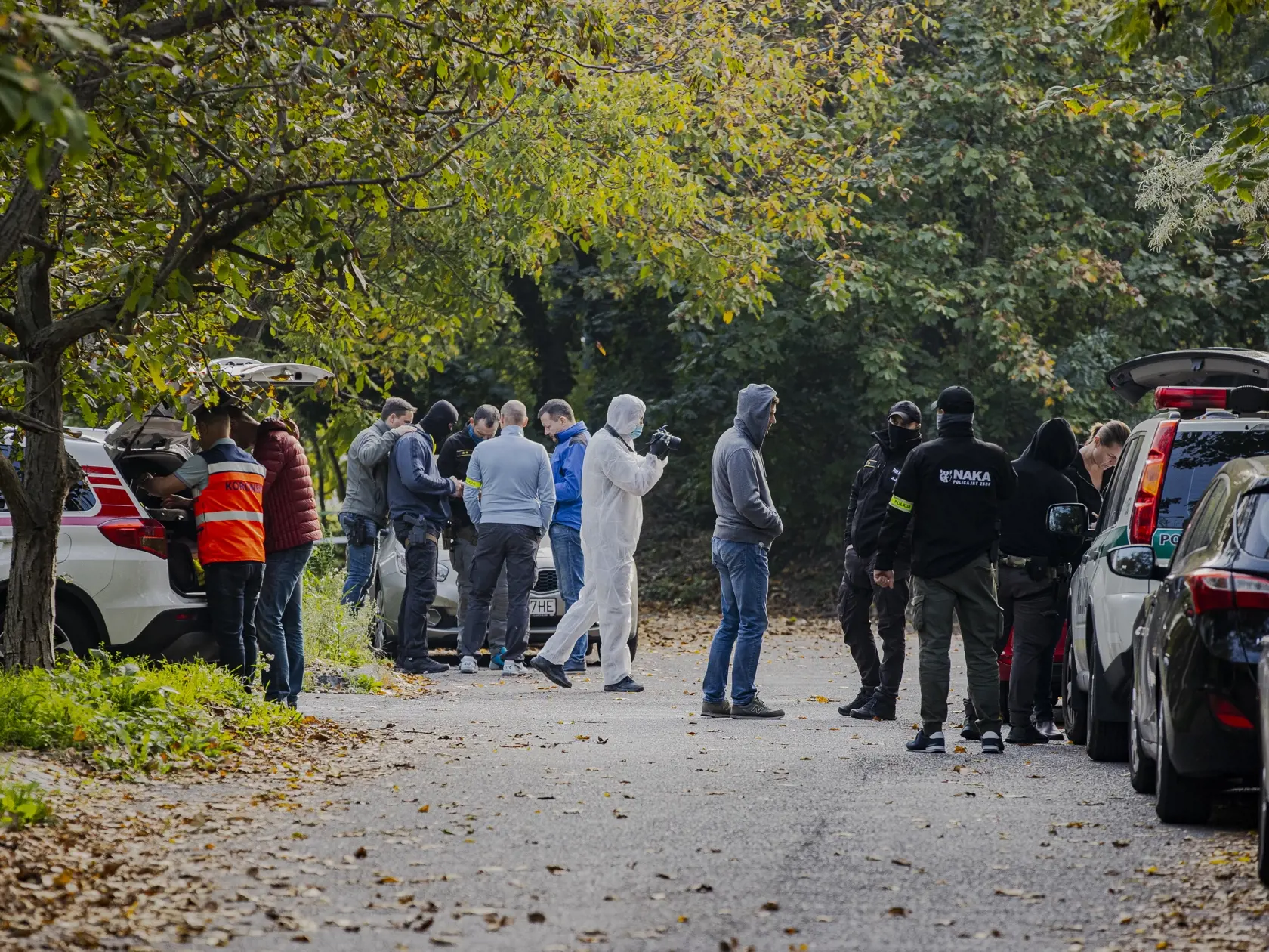 Na Zámockej ulici v Bratislave prišlo k streľbe po ktorej zostali na ulici ležať telá dvoch obetí. Na snímke príslušníci PZSR vykonávajú úkony na ulici Jaskový rad, kde bolo nájdené telo útočníka.