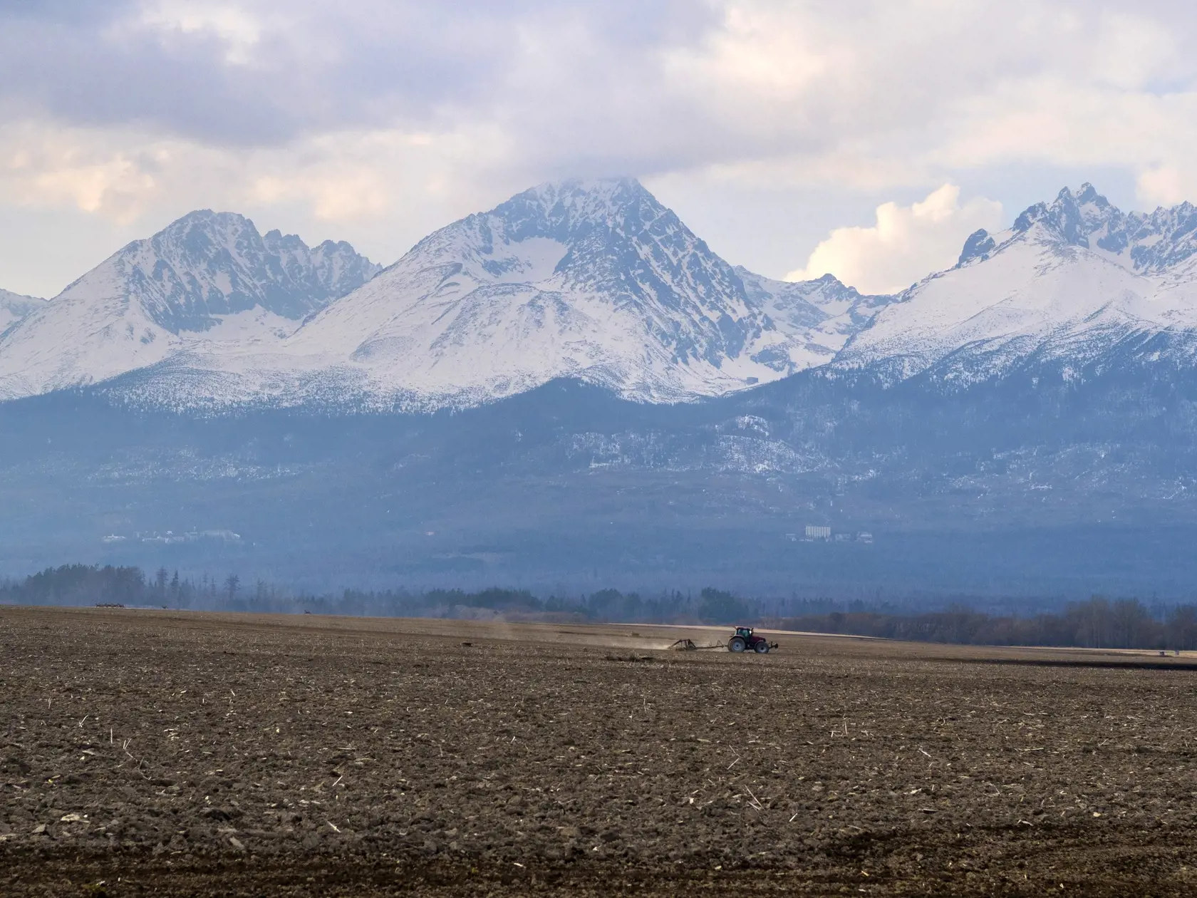 Vysoké Tatry sa opäť hemžia návštevníkmi, polovica hotelov však stále čaká na letnú sezónu.