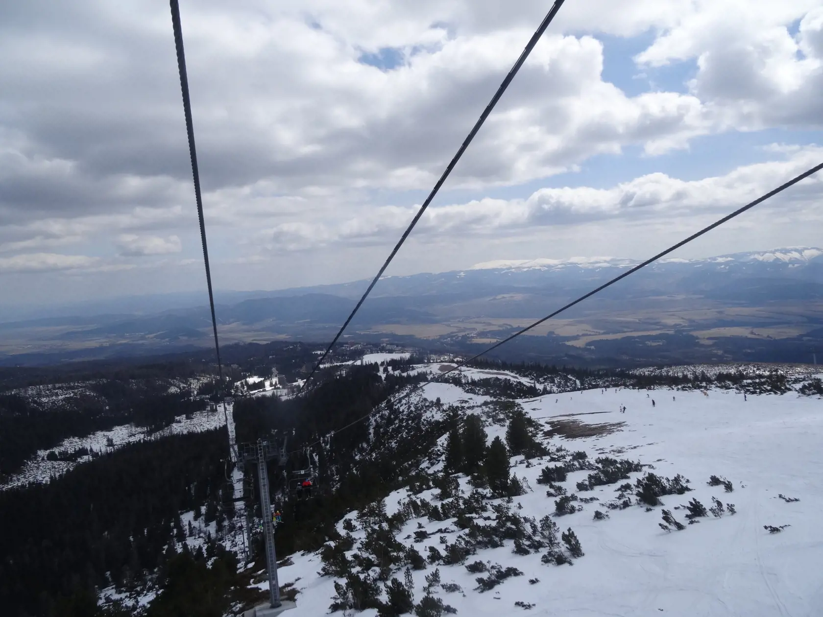 Vysoké Tatry sa opäť hemžia návštevníkmi, polovica hotelov však stále čaká na letnú sezónu.