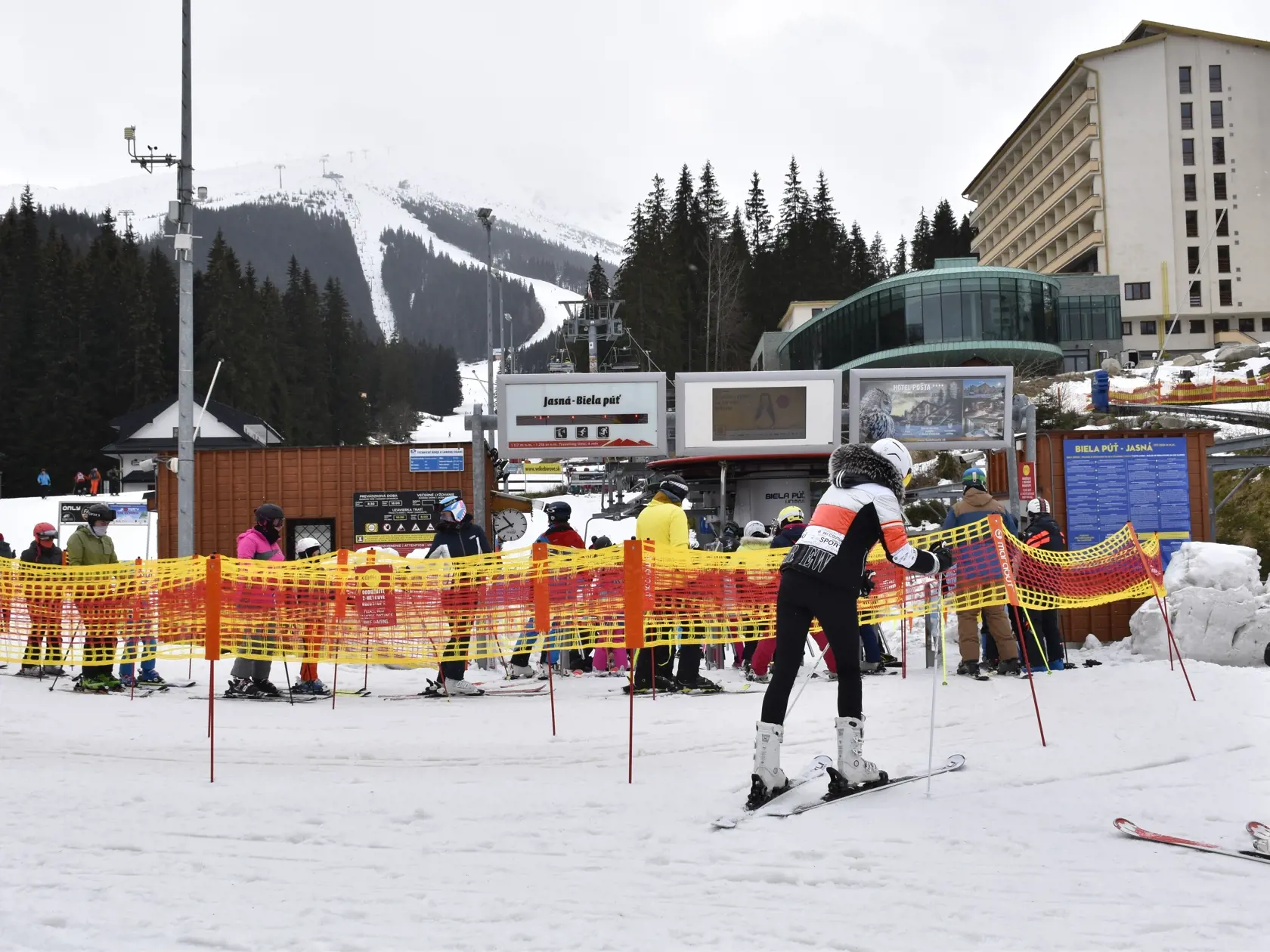 Vysoké Tatry sa opäť hemžia návštevníkmi, polovica hotelov však stále čaká na letnú sezónu.
