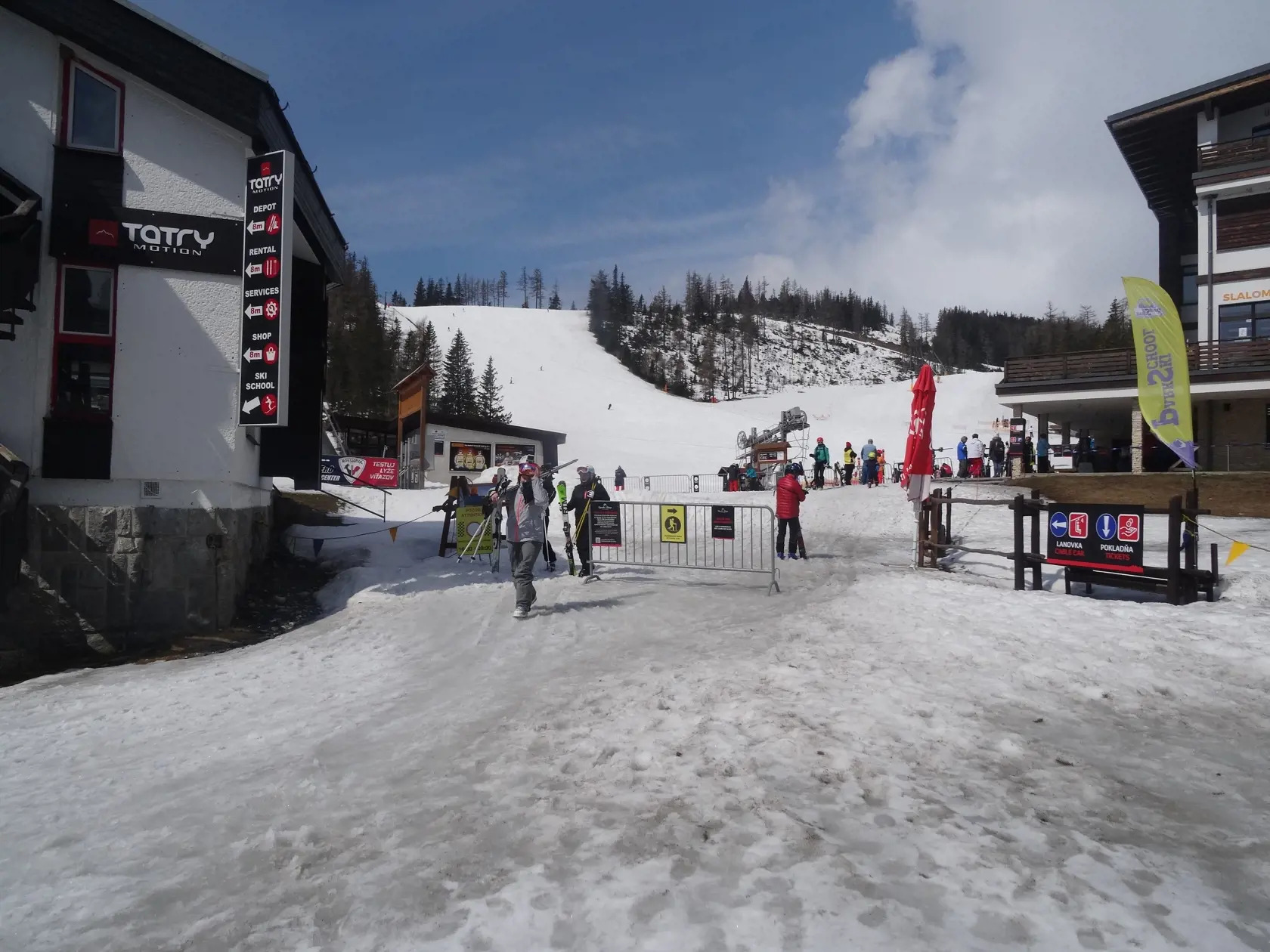 Vysoké Tatry sa opäť hemžia návštevníkmi, polovica hotelov však stále čaká na letnú sezónu.
