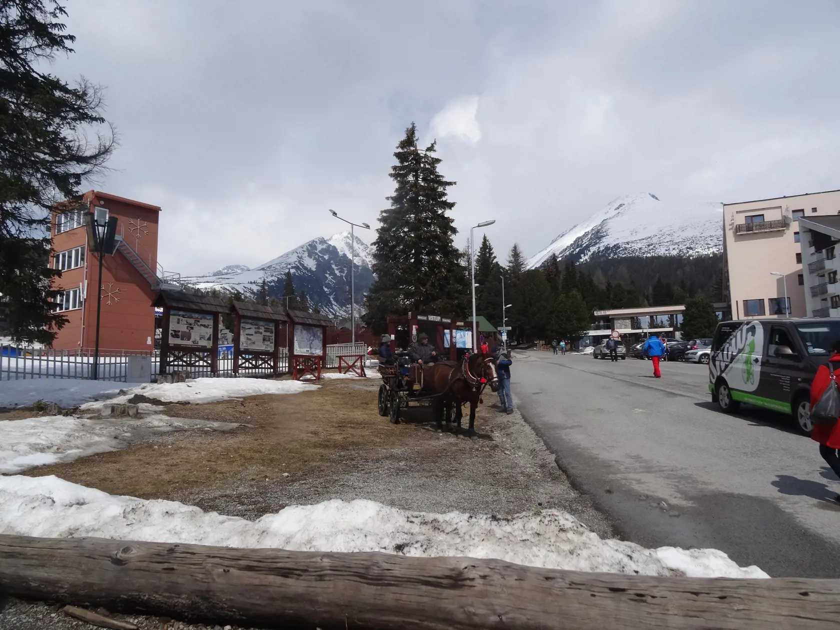 Vysoké Tatry sa opäť hemžia návštevníkmi, polovica hotelov však stále čaká na letnú sezónu.