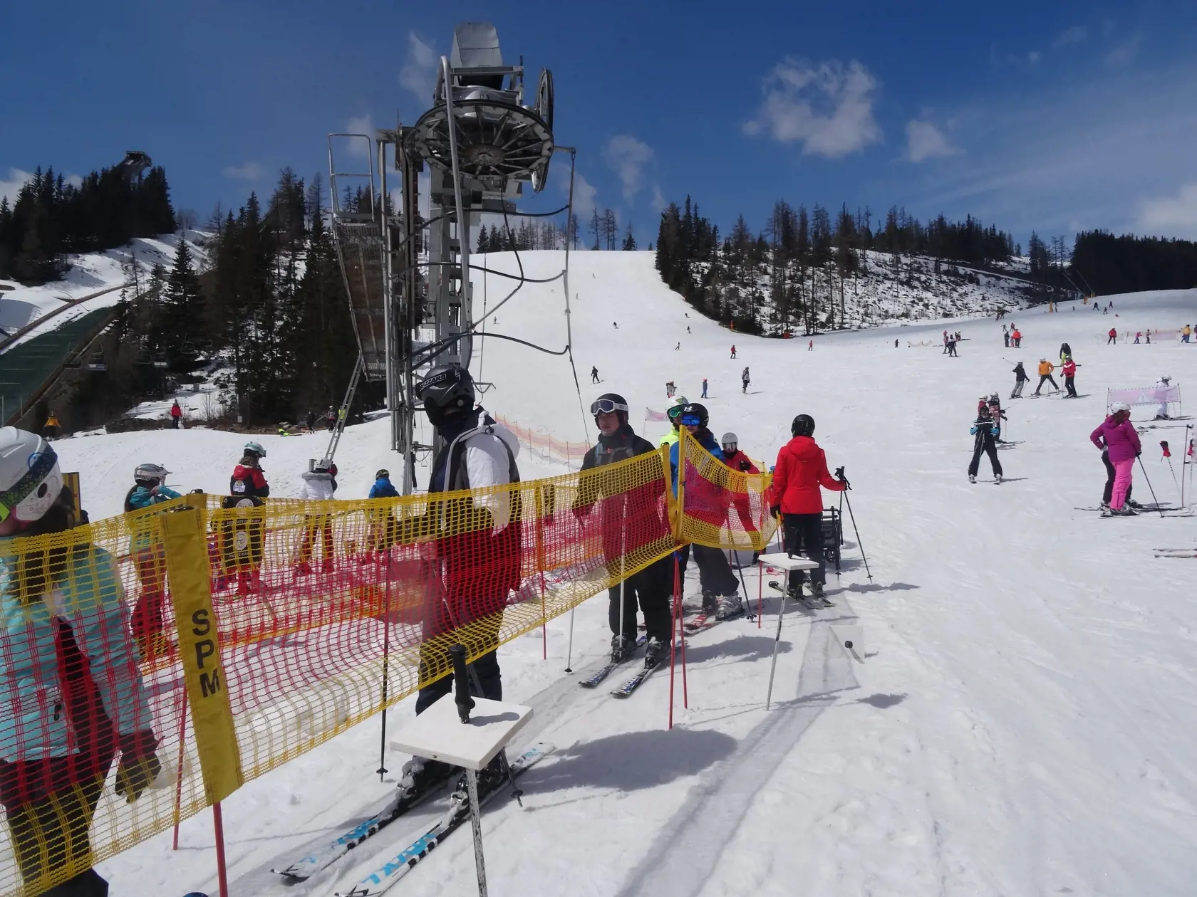 Vysoké Tatry sa opäť hemžia návštevníkmi, polovica hotelov však stále čaká na letnú sezónu.