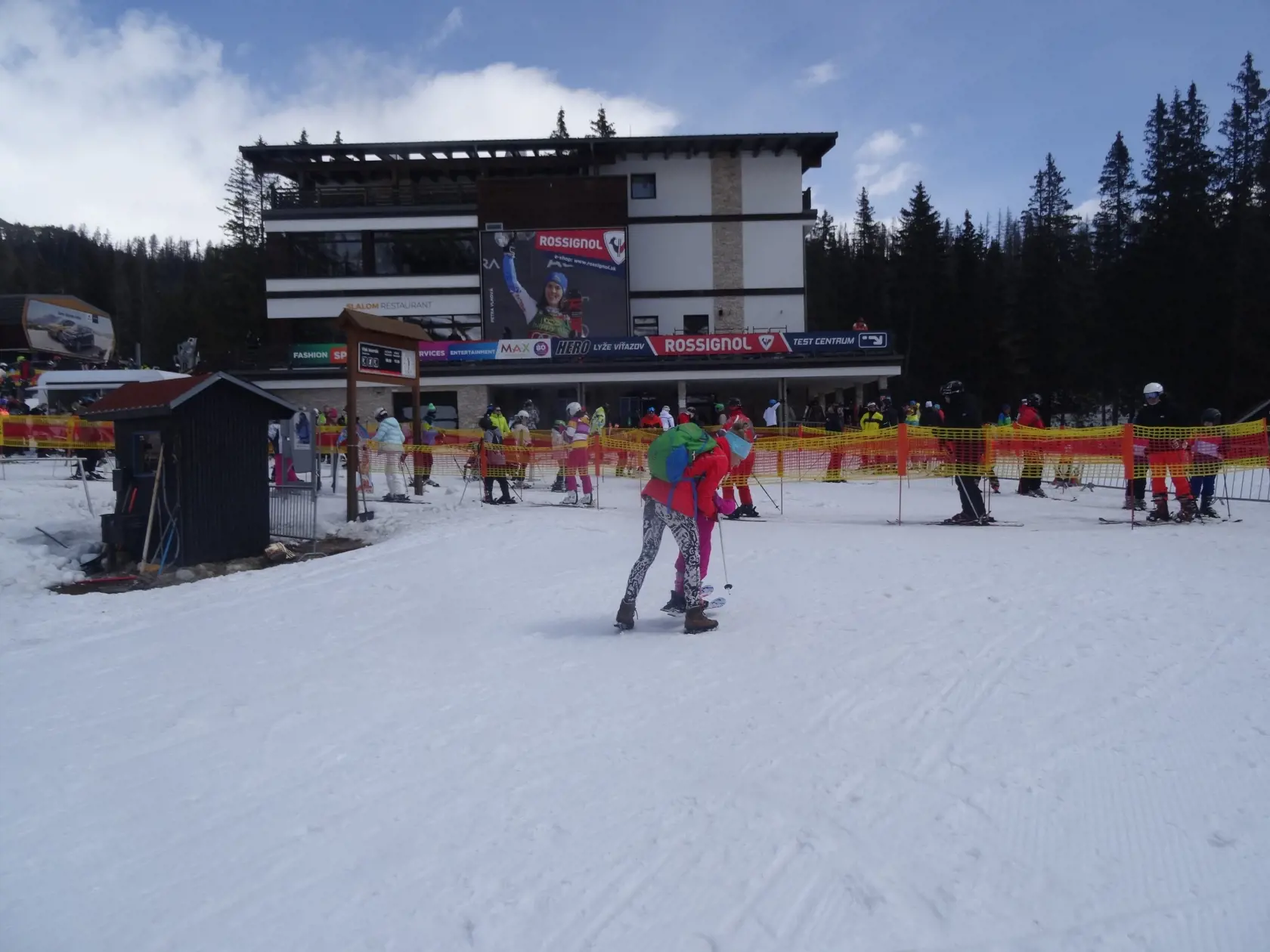 Vysoké Tatry sa opäť hemžia návštevníkmi, polovica hotelov však stále čaká na letnú sezónu.