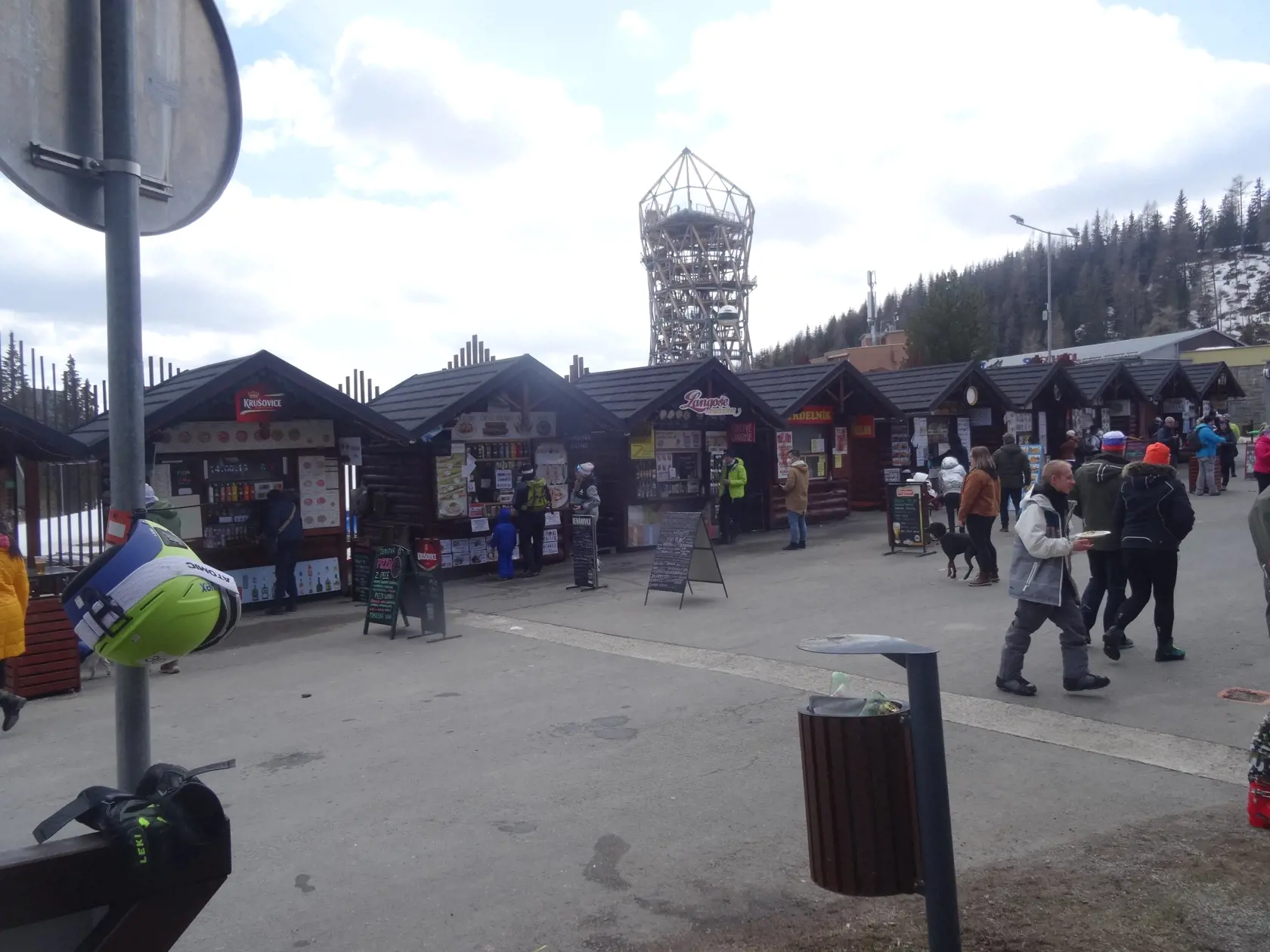 Vysoké Tatry sa opäť hemžia návštevníkmi, polovica hotelov však stále čaká na letnú sezónu.