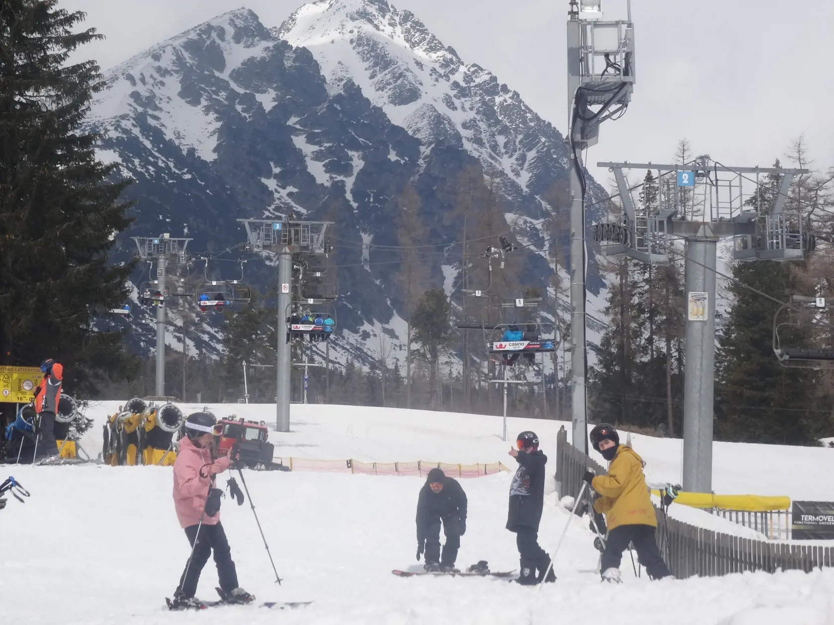 Vysoké Tatry sa opäť hemžia návštevníkmi, polovica hotelov však stále čaká na letnú sezónu.