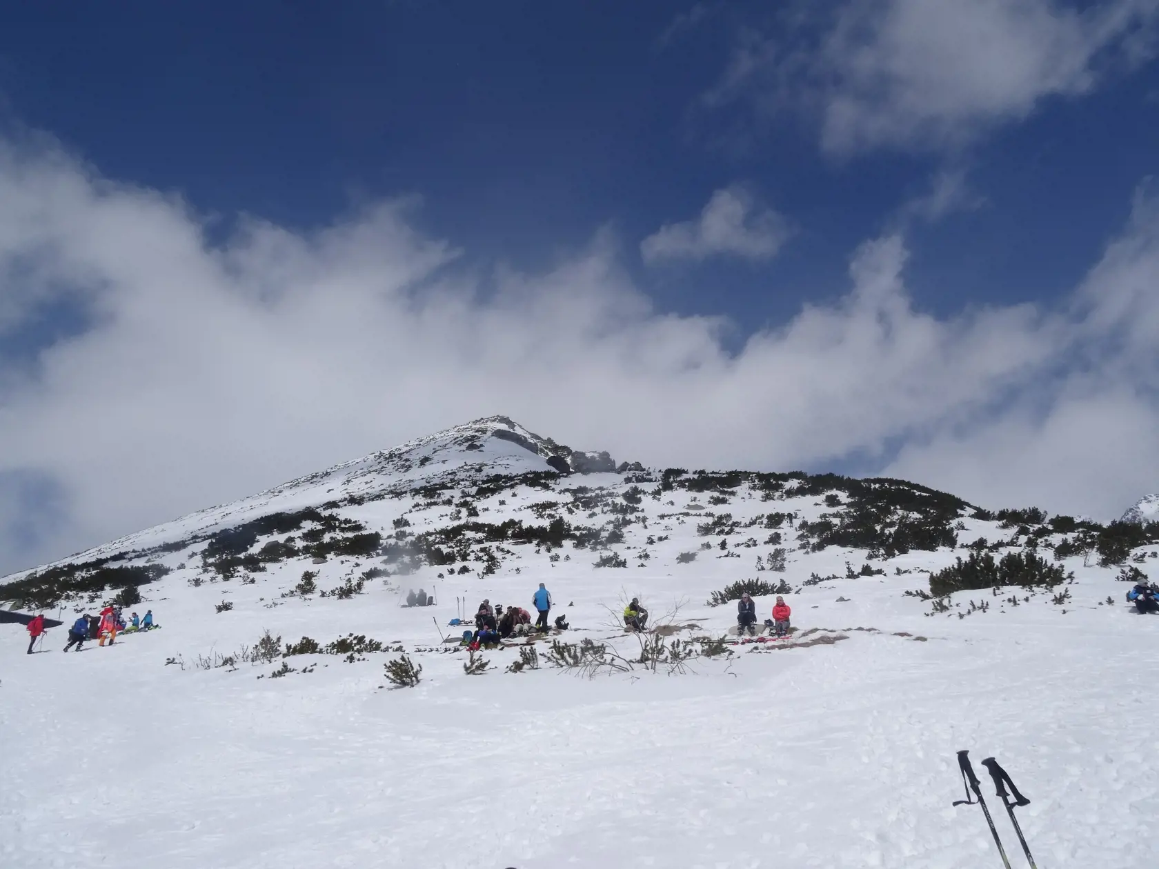 Vysoké Tatry sa opäť hemžia návštevníkmi, polovica hotelov však stále čaká na letnú sezónu.