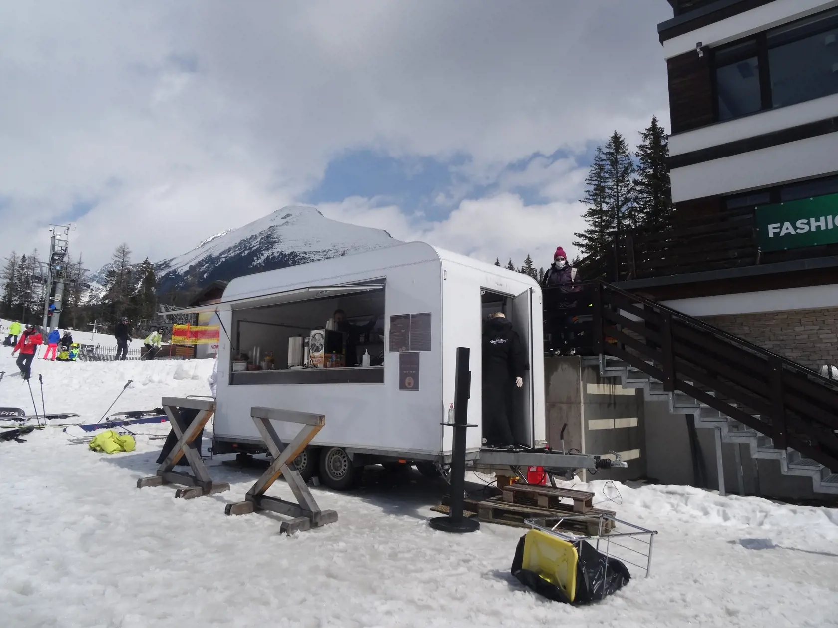 Vysoké Tatry sa opäť hemžia návštevníkmi, polovica hotelov však stále čaká na letnú sezónu.