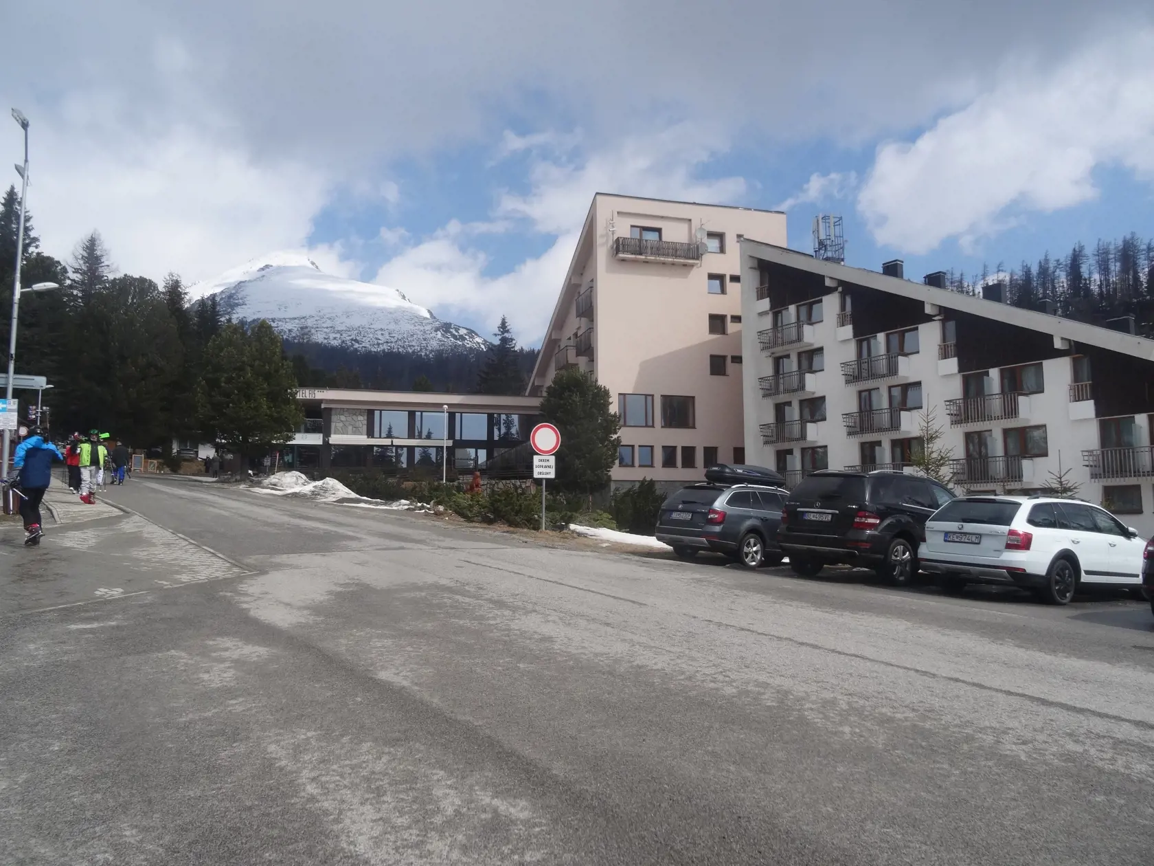 Vysoké Tatry sa opäť hemžia návštevníkmi, polovica hotelov však stále čaká na letnú sezónu.
