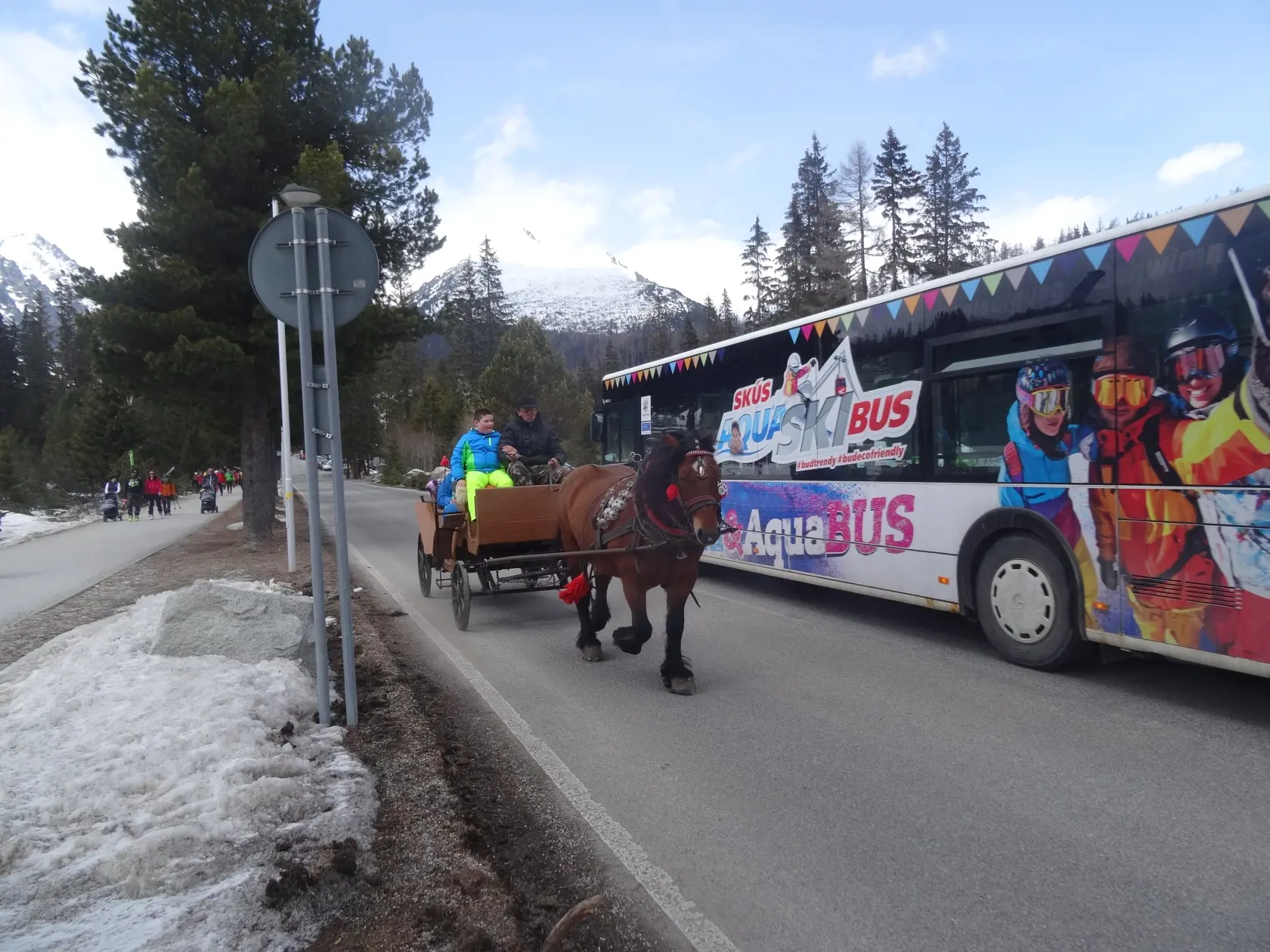 Vysoké Tatry sa opäť hemžia návštevníkmi, polovica hotelov však stále čaká na letnú sezónu.