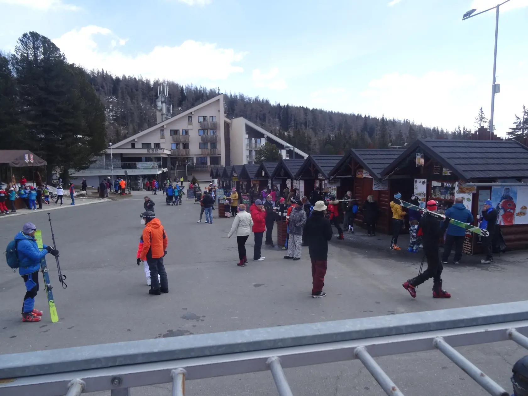 Vysoké Tatry sa opäť hemžia návštevníkmi, polovica hotelov však stále čaká na letnú sezónu.