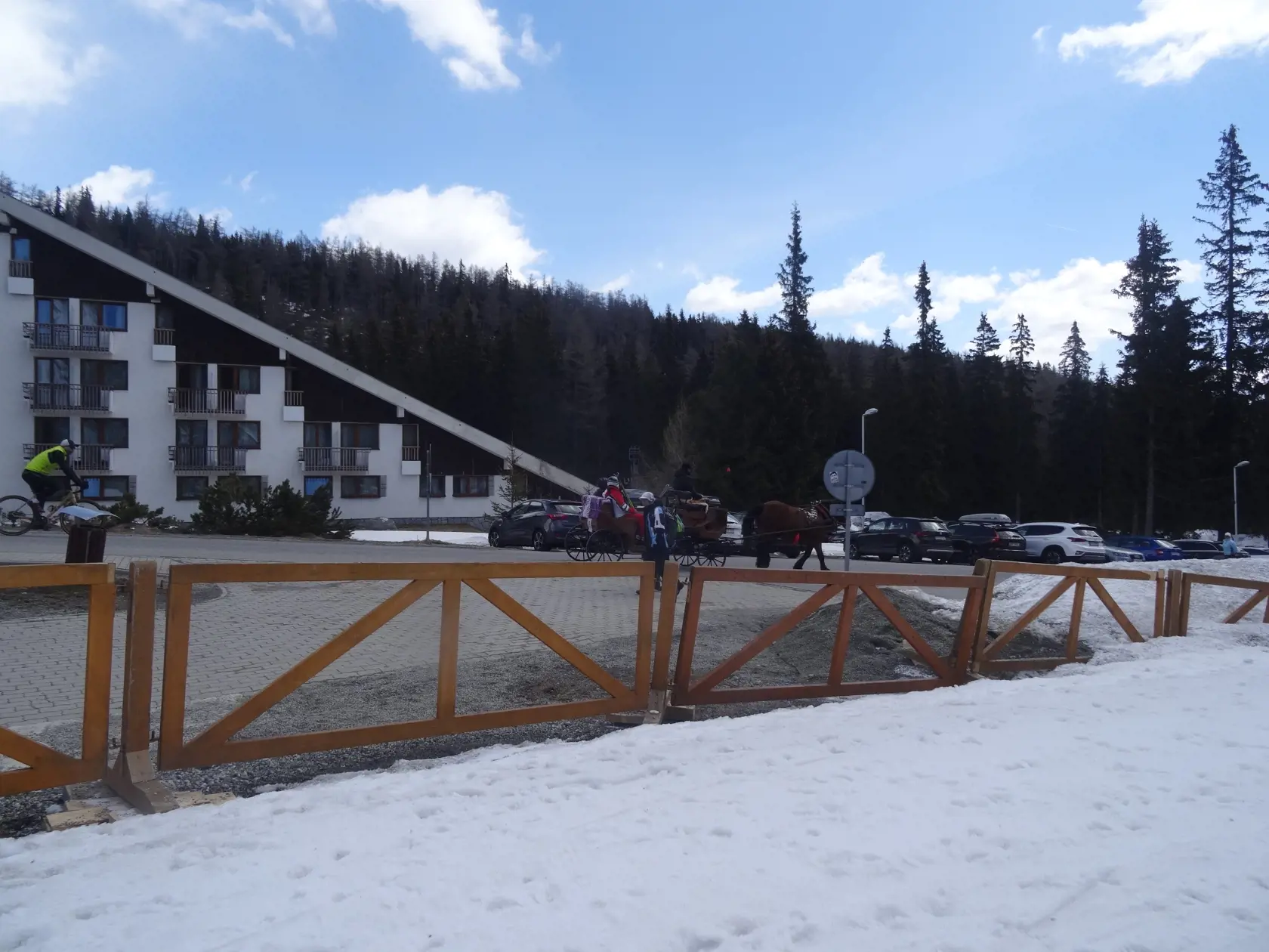 Vysoké Tatry sa opäť hemžia návštevníkmi, polovica hotelov však stále čaká na letnú sezónu.