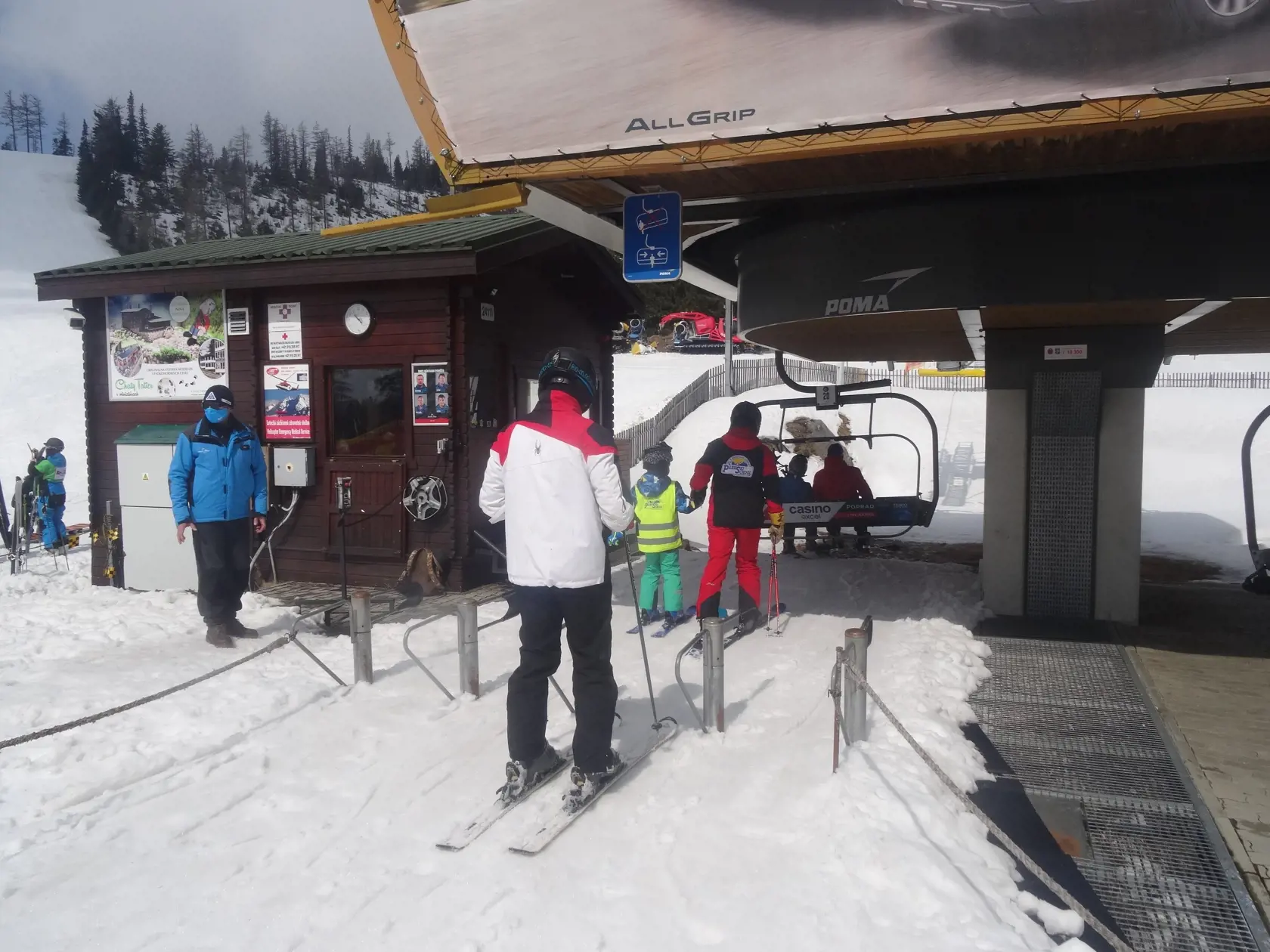 Vysoké Tatry sa opäť hemžia návštevníkmi, polovica hotelov však stále čaká na letnú sezónu.