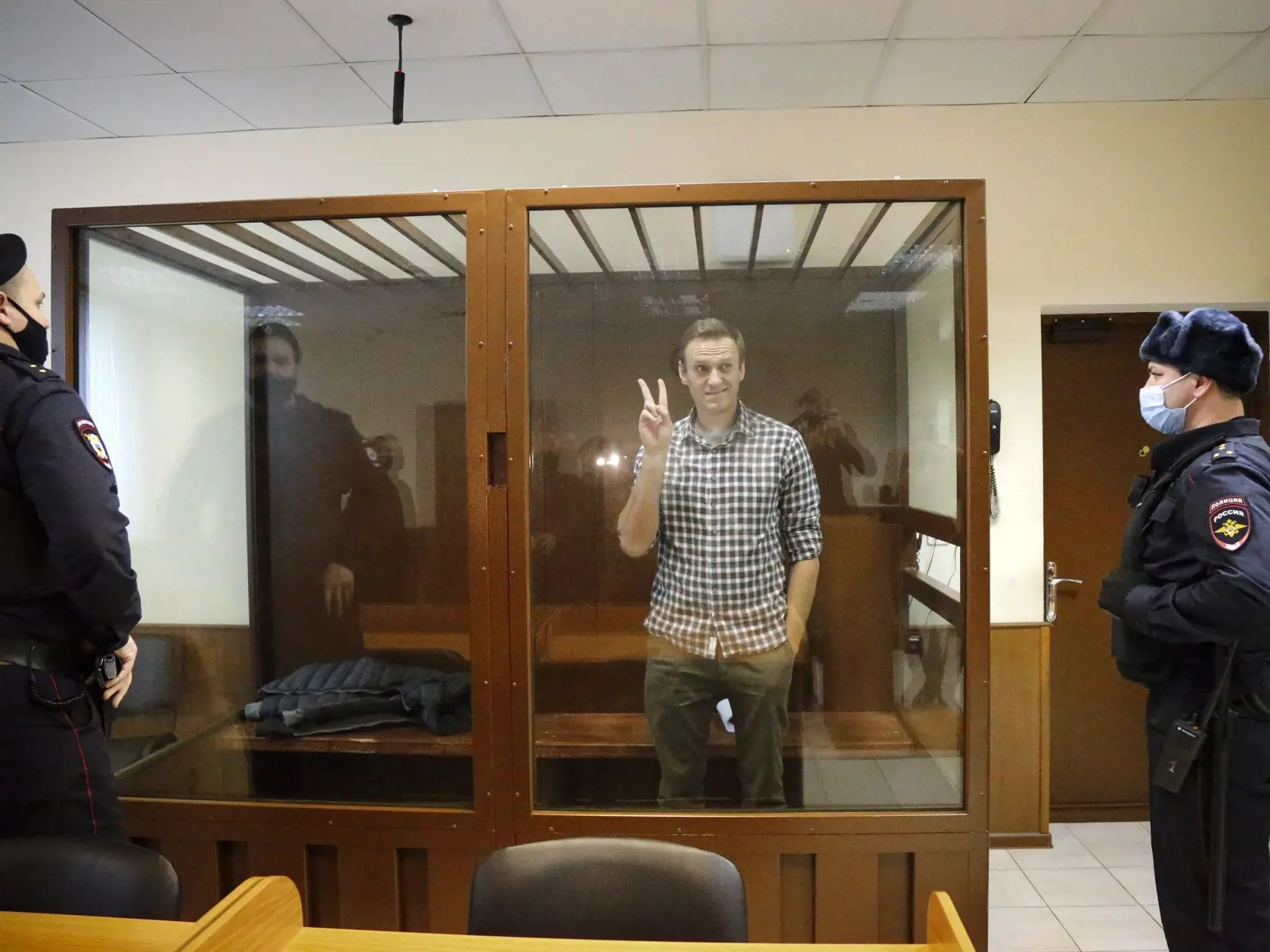 Ruský opozičný líder Alexej Navaľnyj stojí v klietke na súde v Moskve 20. februára 2021.