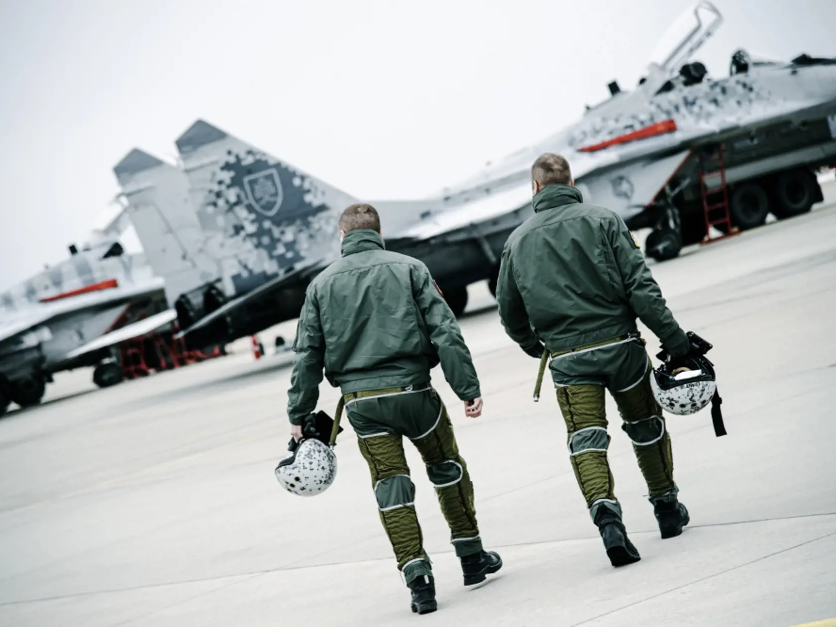 Stať sa dobrým pilotom vyžaduje kombináciu odbornej prípravy, skúseností a osobných kvalít. Po získaní tvojej leteckej vzdelanosti ti dáme tie najlepšie skúsenosti, informuje web regrutacia.sk. Byť pilotom našich ozbrojených síl znamená zamestnanie v stálej štátnej službe, možnosť získať hodnosť poručíka a aktivačný príspevok vo výške do 11 235€. Odborný výcvik však trvá u budúcich pilotov tri roky.