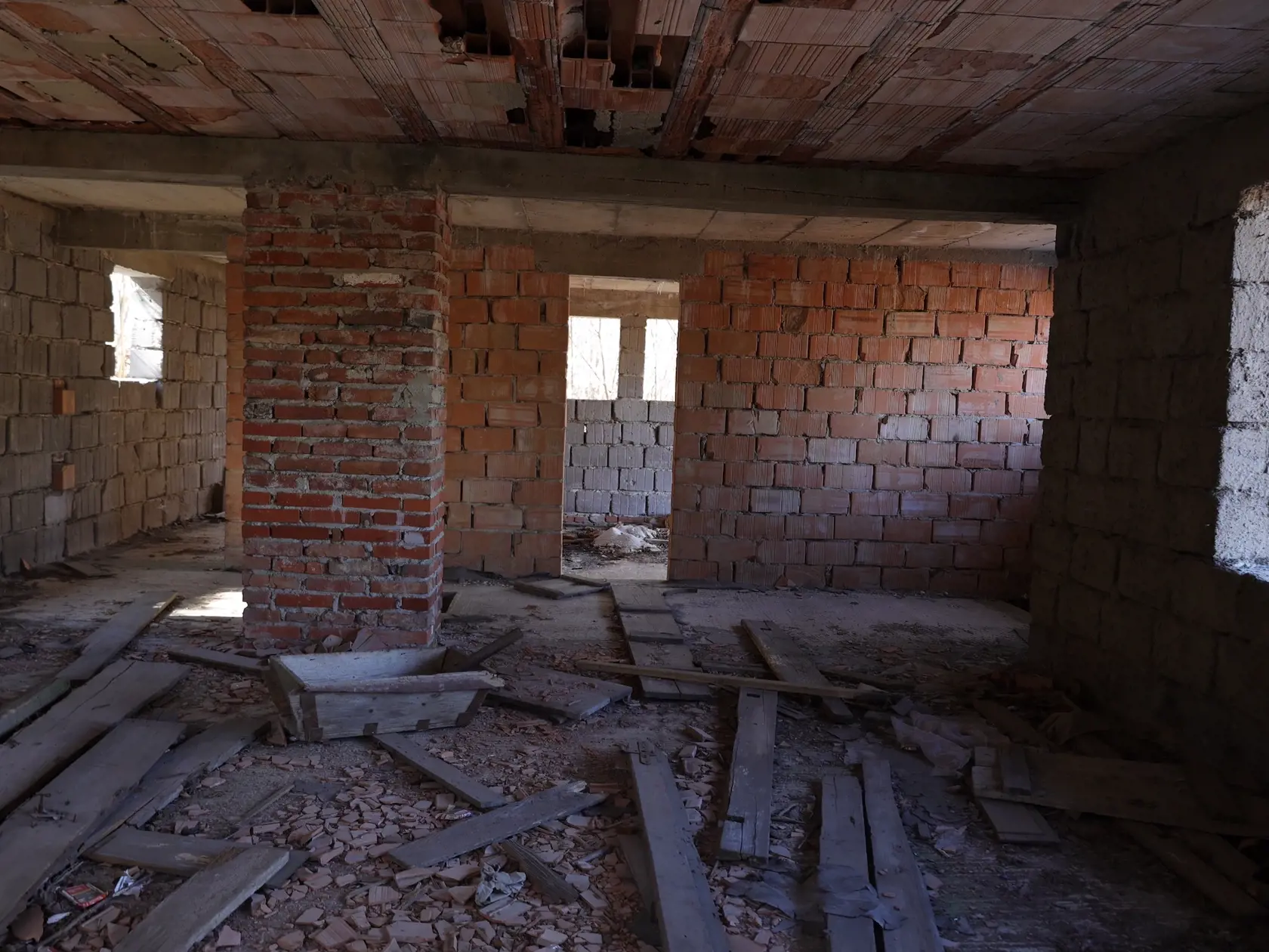 Pri vstupe do tejto malebnej obce s približne 850 obyvateľmi, si môžete všimnúť vzláštny rozostavaný dom, ktorý stojí hneď pri hlavnej ceste oproti známemu tajchu Vindšachta. Keďže majiteľ už dlhé roky s domom nič nerobí, celý areál je zarastený a z nehnuteľnosti vidíme od cesty len strechu a okná.