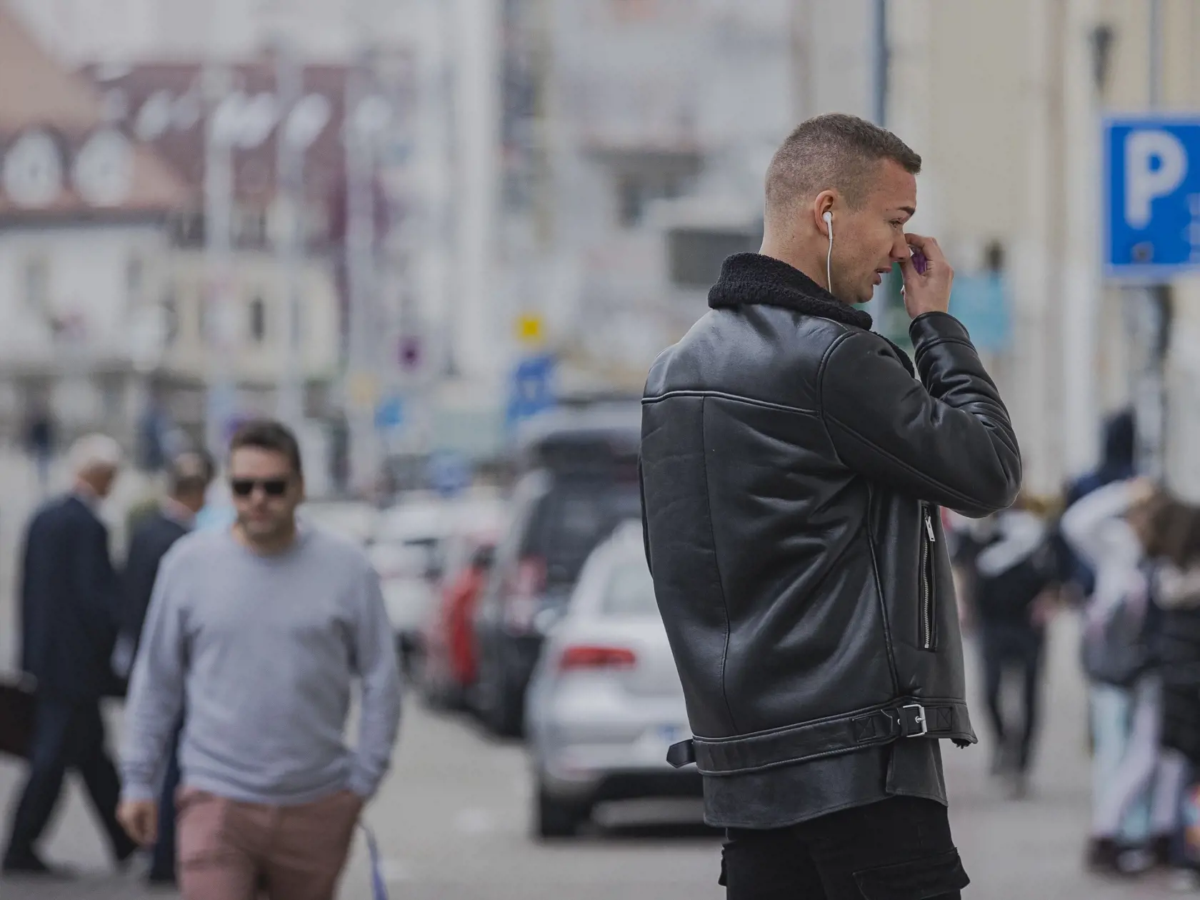 Na Zámockej ulici v Bratislave prišlo k streľbe po ktorej zostali na ulici ležať telá dvoch obetí. Na snímke miesto činu pred barom Tepláreň.
