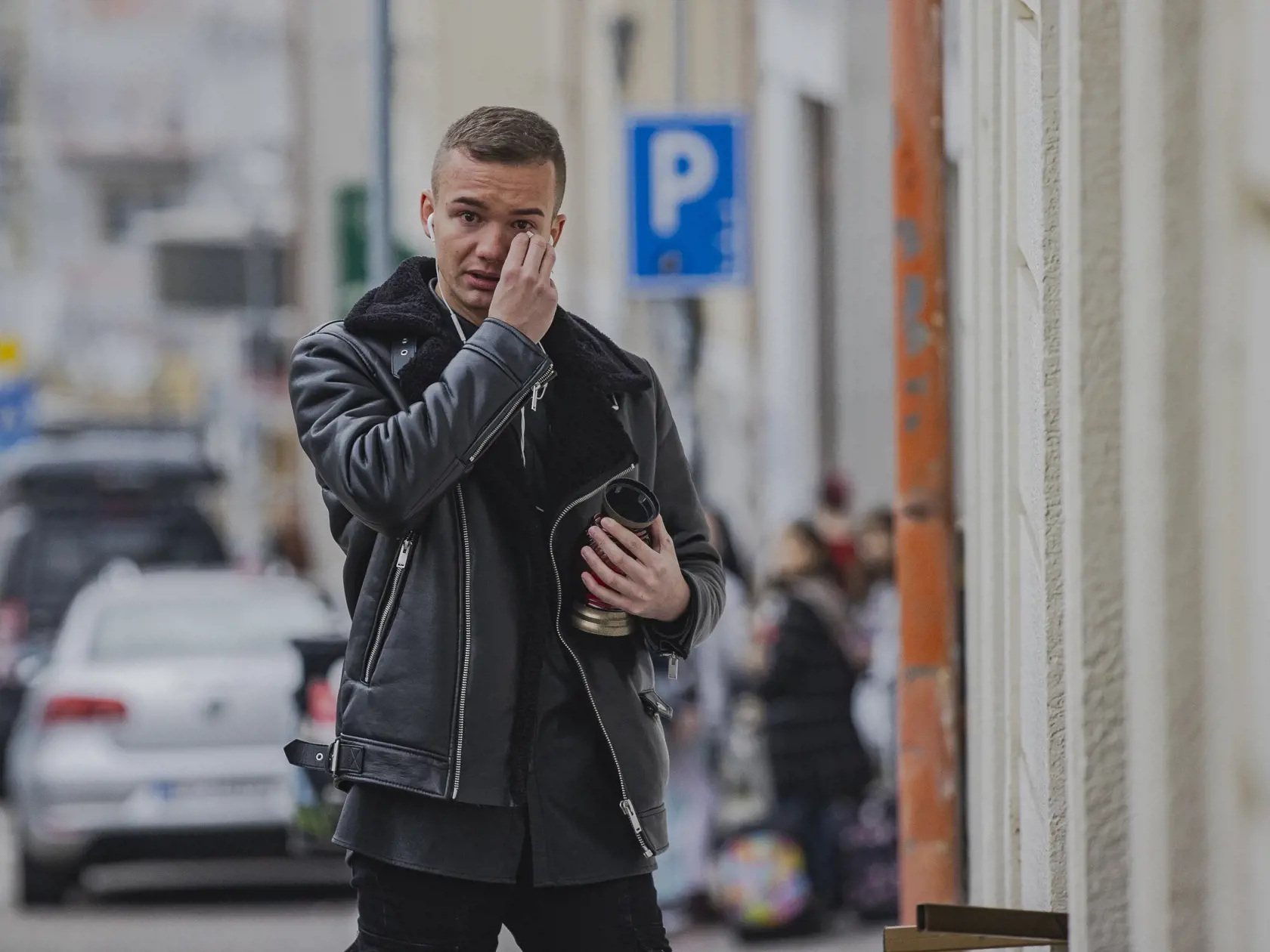 Na Zámockej ulici v Bratislave prišlo k streľbe po ktorej zostali na ulici ležať telá dvoch obetí. Na snímke miesto činu pred barom Tepláreň.