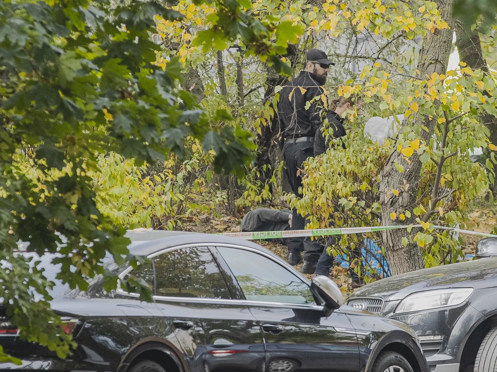 Na Zámockej ulici v Bratislave prišlo k streľbe po ktorej zostali na ulici ležať telá dvoch obetí. Na snímke príslušníci PZSR vykonávajú úkony na ulici Jaskový rad, kde bolo nájdené telo útočníka.