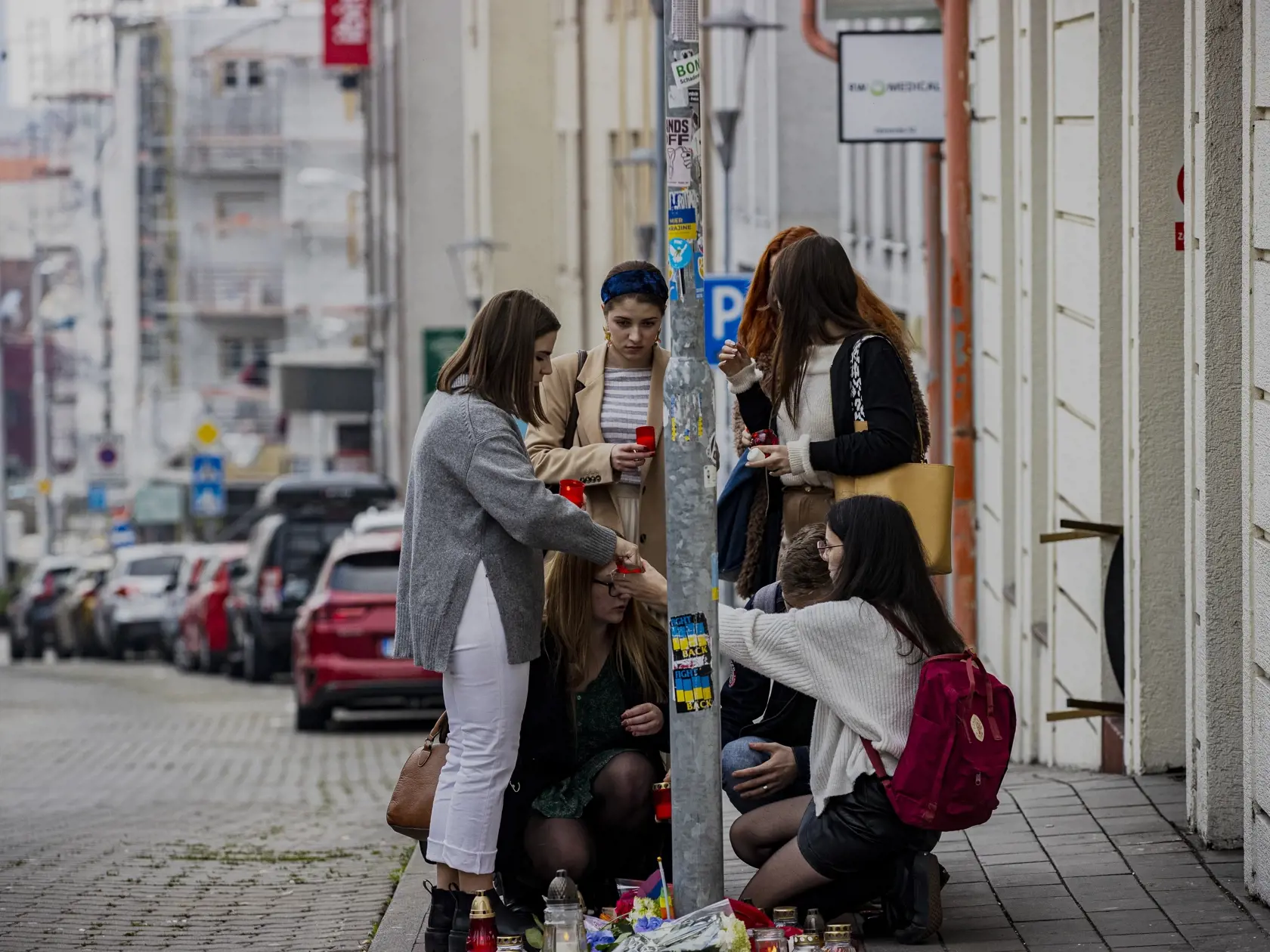 Na Zámockej ulici v Bratislave prišlo k streľbe po ktorej zostali na ulici ležať telá dvoch obetí. Na snímke miesto činu pred barom Tepláreň.