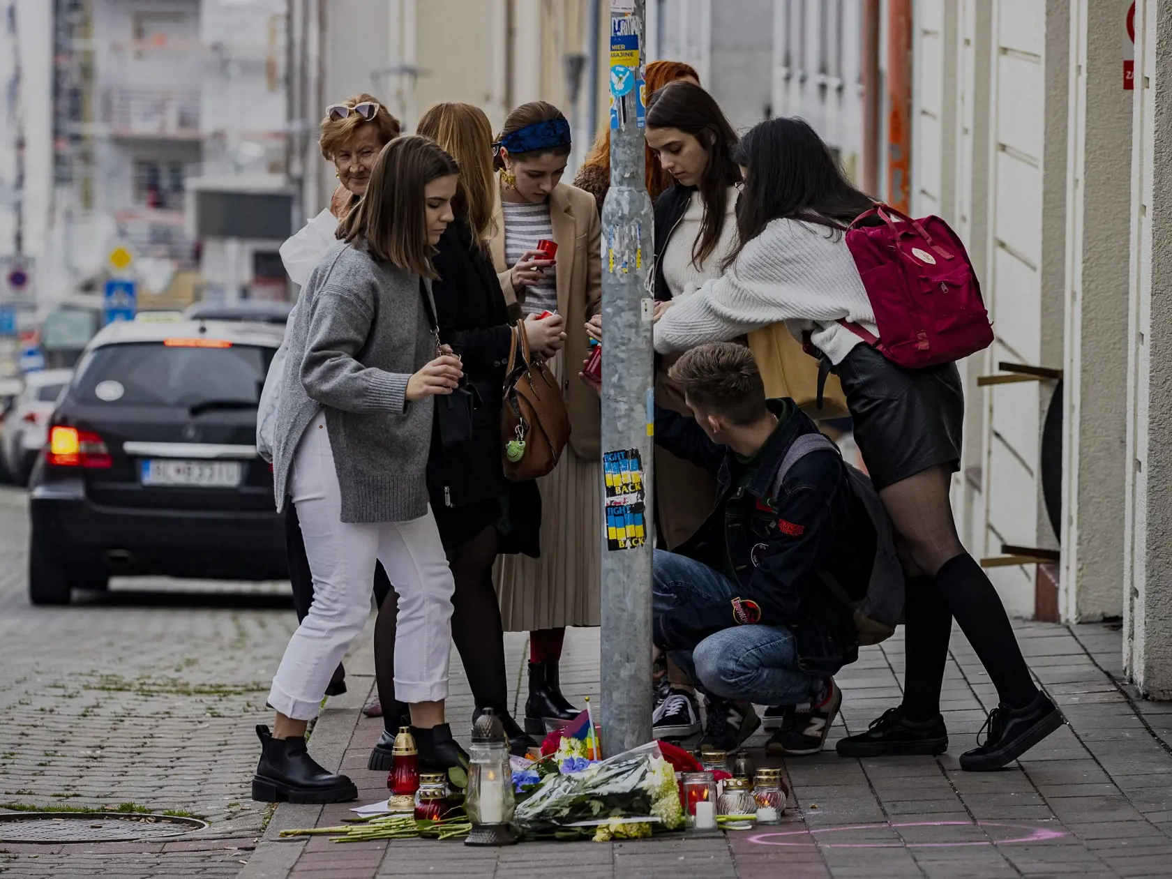 Na Zámockej ulici v Bratislave prišlo k streľbe po ktorej zostali na ulici ležať telá dvoch obetí. Na snímke miesto činu pred barom Tepláreň.