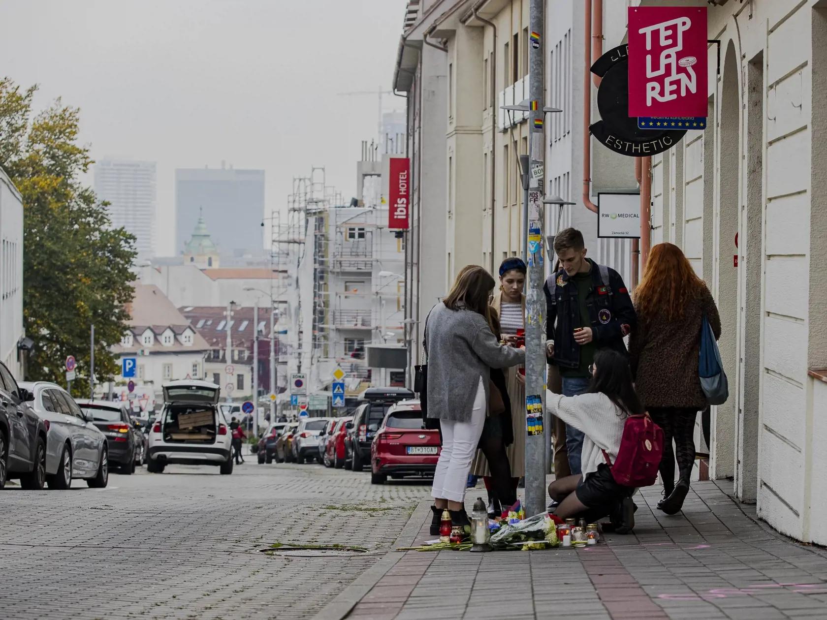 Na Zámockej ulici v Bratislave prišlo k streľbe po ktorej zostali na ulici ležať telá dvoch obetí. Na snímke miesto činu pred barom Tepláreň.