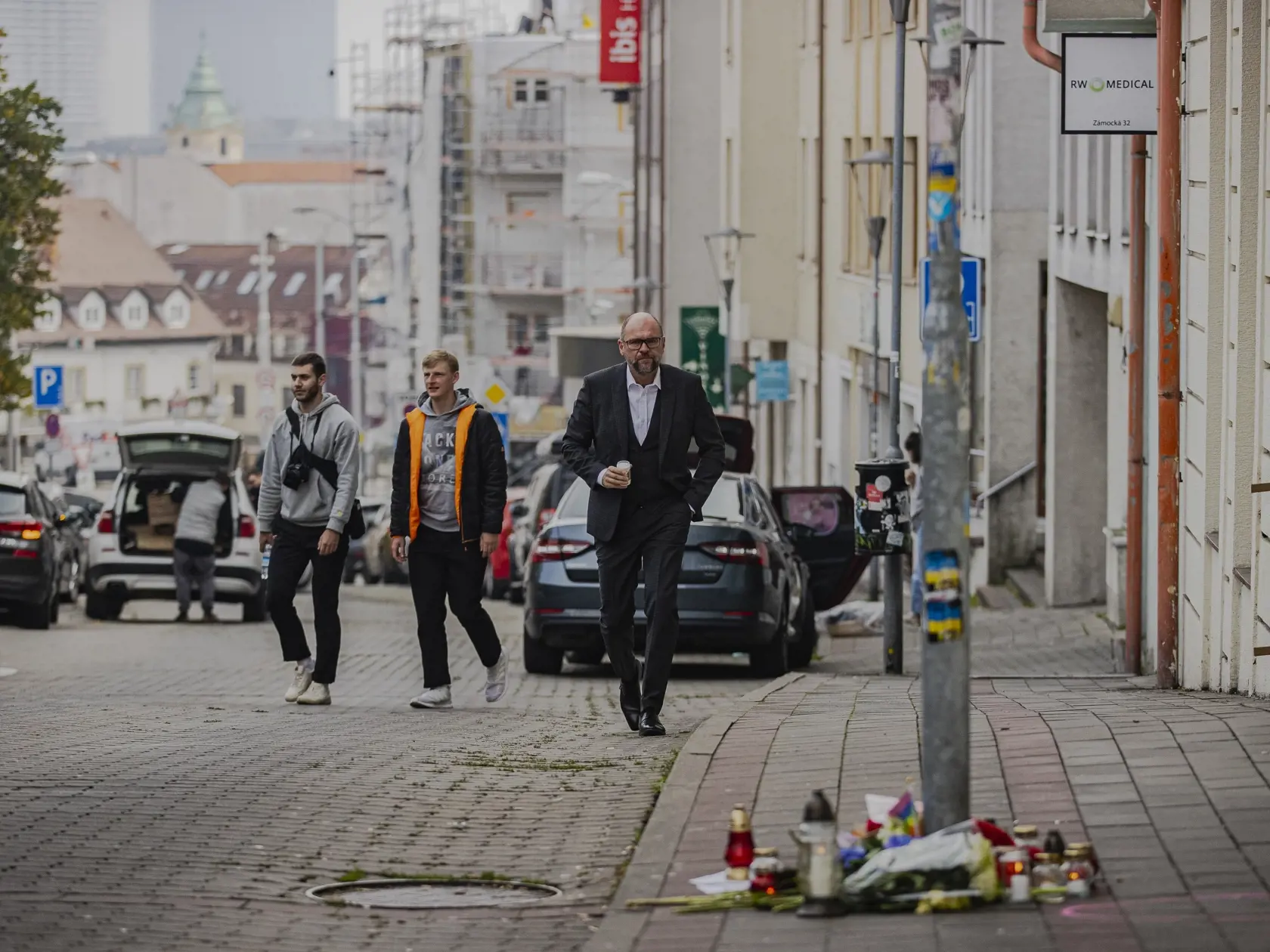 Na Zámockej ulici v Bratislave prišlo k streľbe po ktorej zostali na ulici ležať telá dvoch obetí. Na snímke miesto činu pred barom Tepláreň.