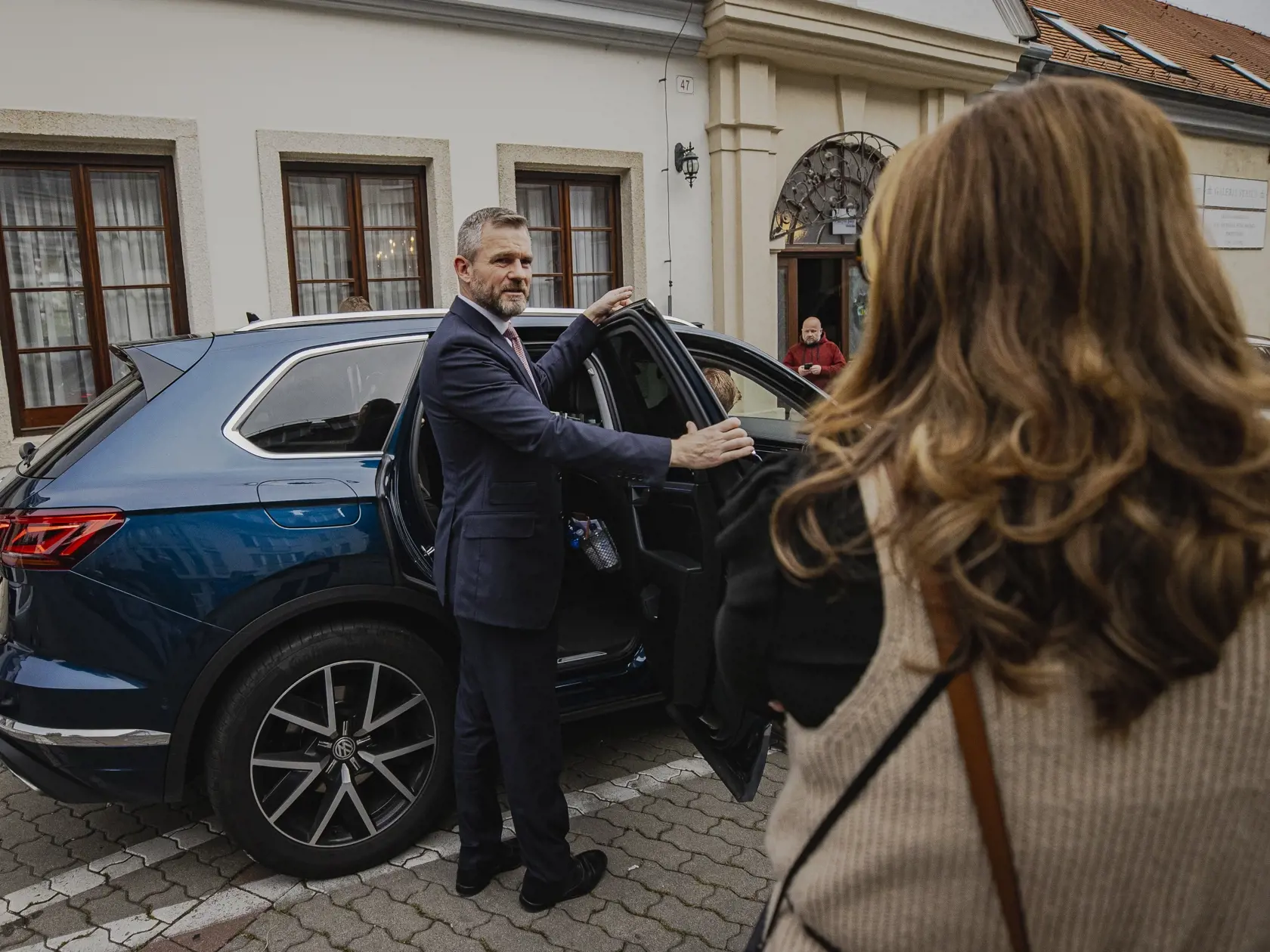 Na Zámockej ulici v Bratislave prišlo k streľbe po ktorej zostali na ulici ležať telá dvoch obetí. Na snímke miesto činu pred barom Tepláreň.