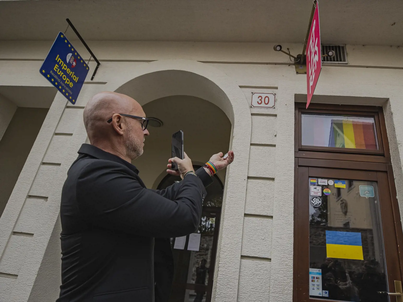 Na Zámockej ulici v Bratislave prišlo k streľbe po ktorej zostali na ulici ležať telá dvoch obetí. Na snímke miesto činu pred barom Tepláreň.