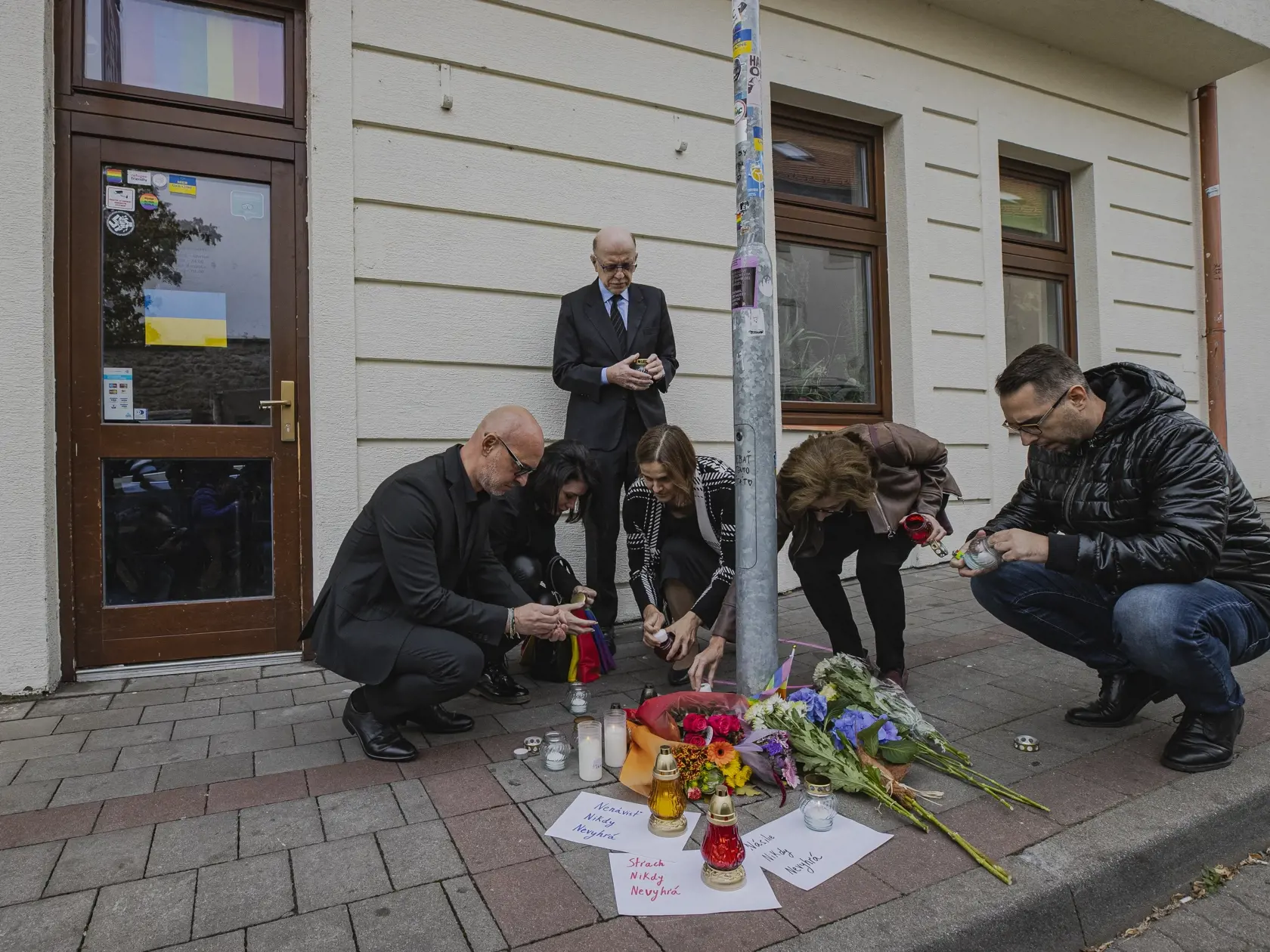 Na Zámockej ulici v Bratislave prišlo k streľbe po ktorej zostali na ulici ležať telá dvoch obetí. Na snímke miesto činu pred barom Tepláreň.