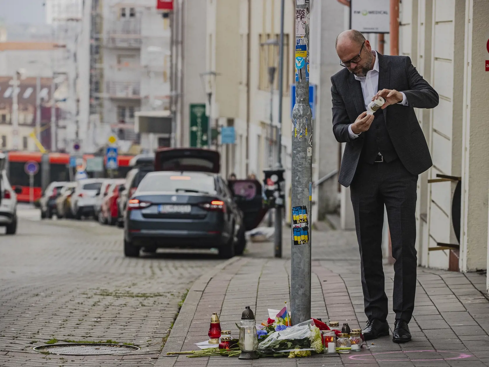 Na Zámockej ulici v Bratislave prišlo k streľbe po ktorej zostali na ulici ležať telá dvoch obetí. Na snímke miesto činu pred barom Tepláreň.